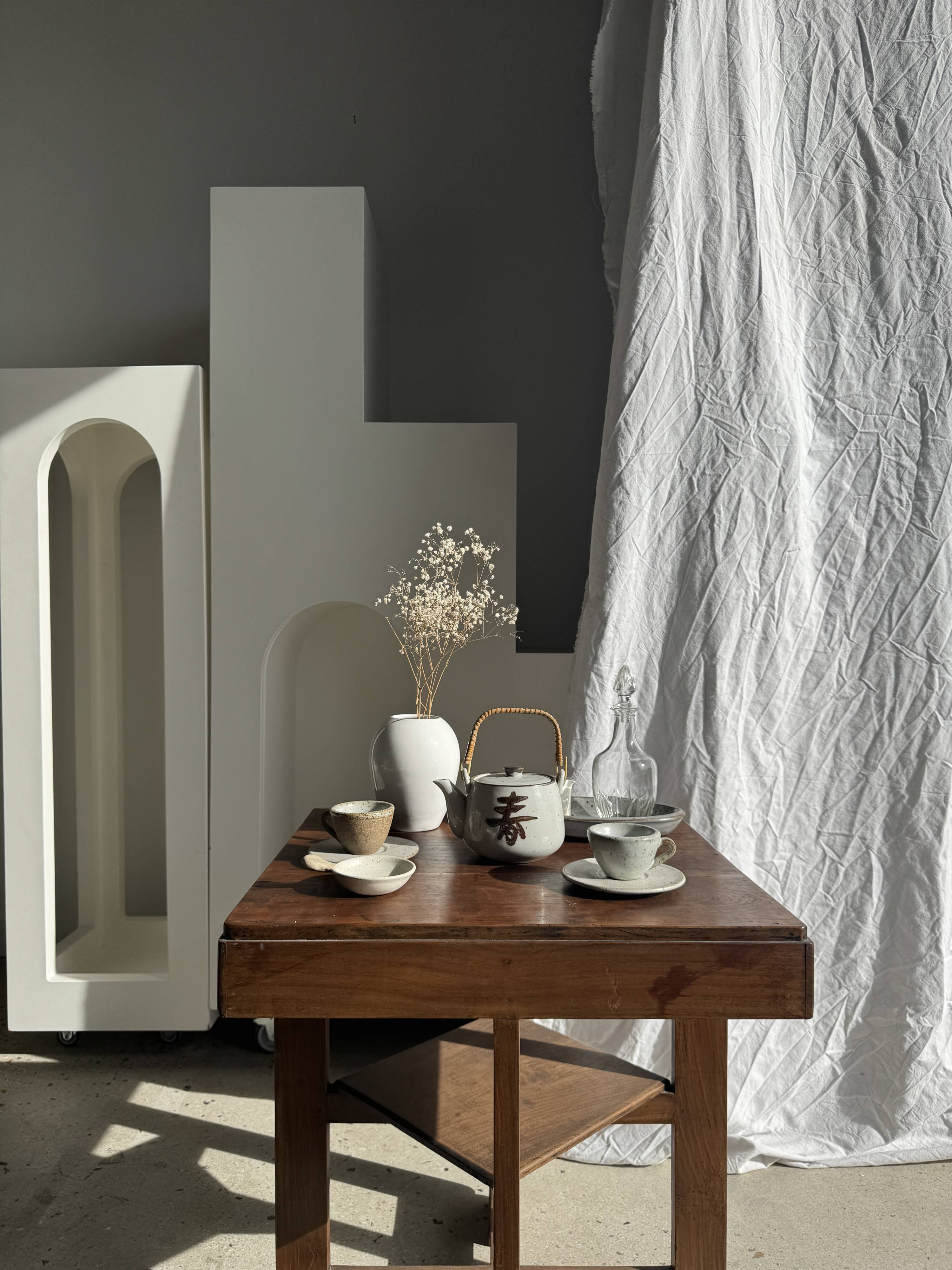 Petite théière asiatique en grès anse en rotin H11 D10