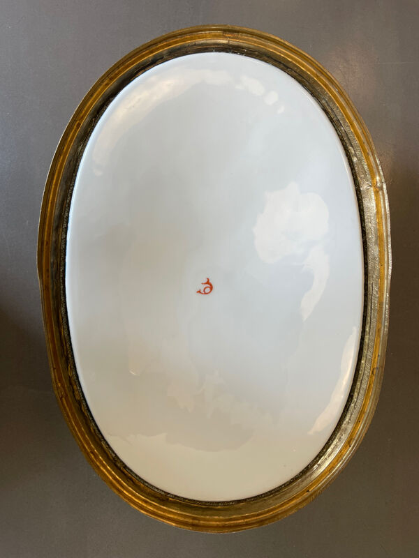 Jardinière en porcelaine à décor japonisant, socle et cerclage en laiton doré, XXe