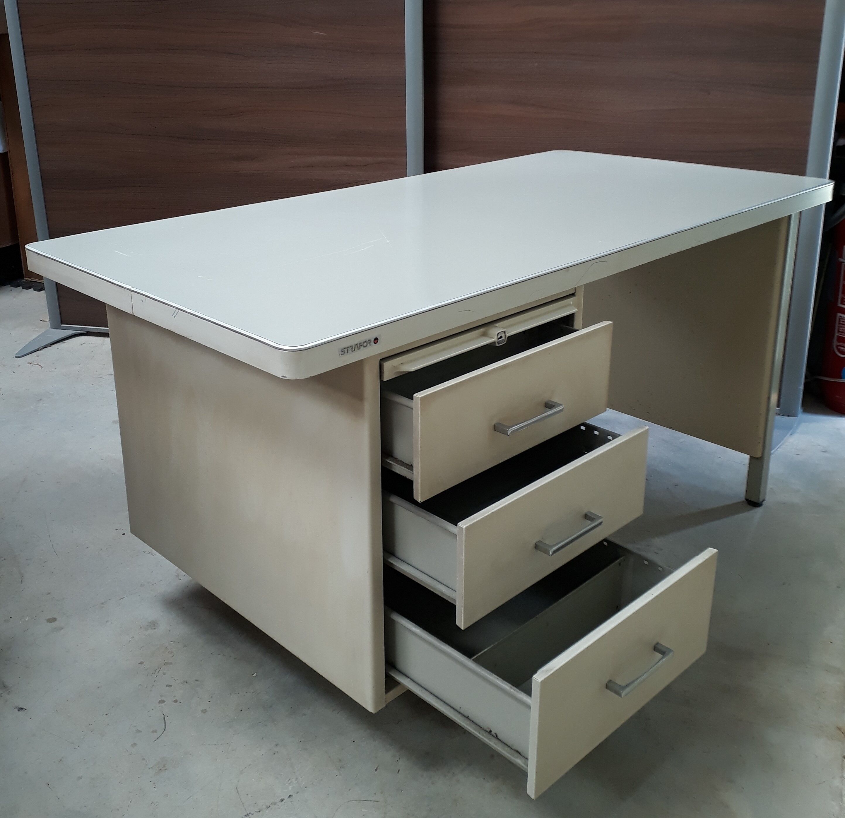 Office metal Strafor