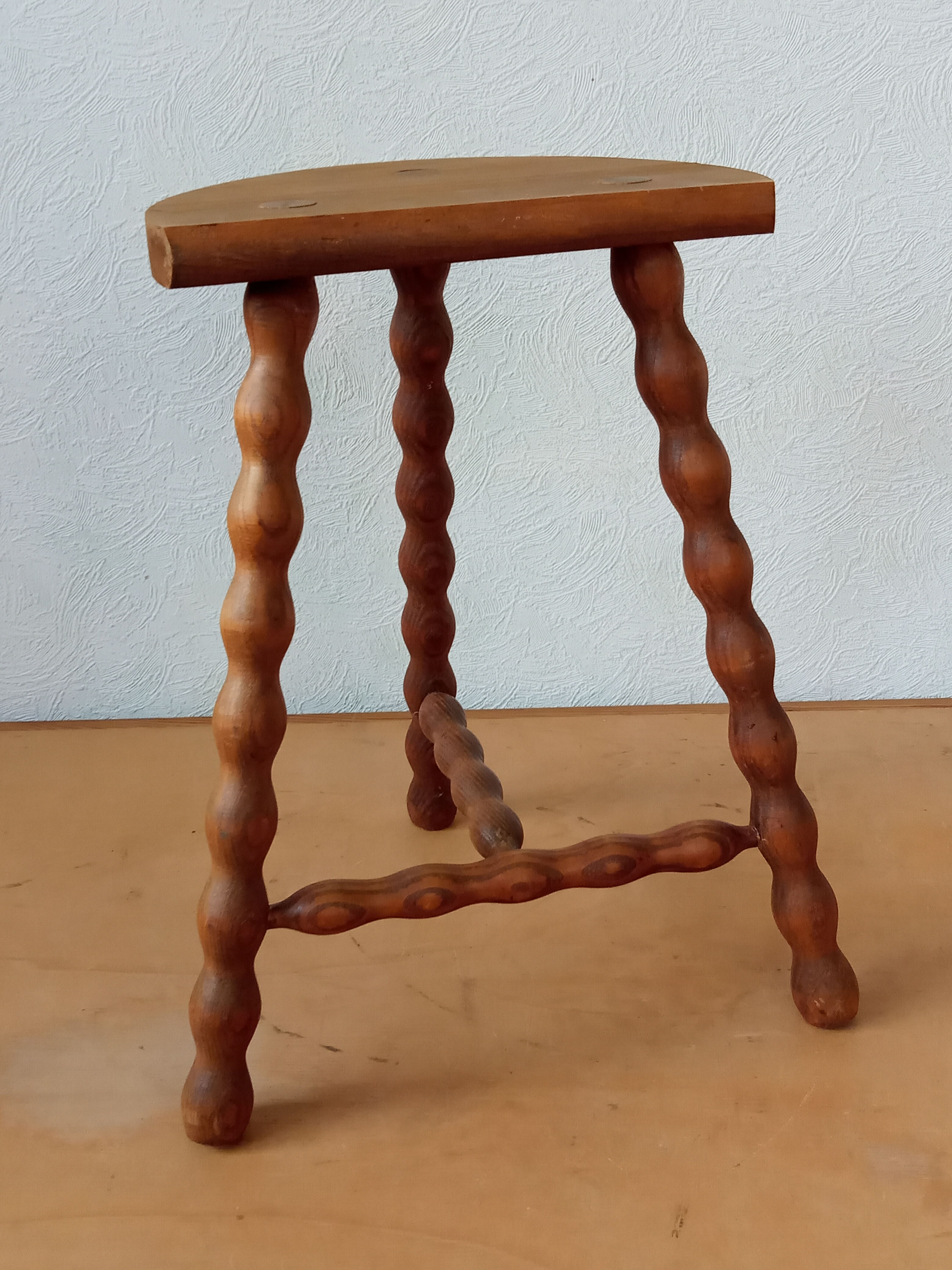 Stool tripod beaded feet