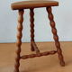 Tabouret tripode pieds perlés
