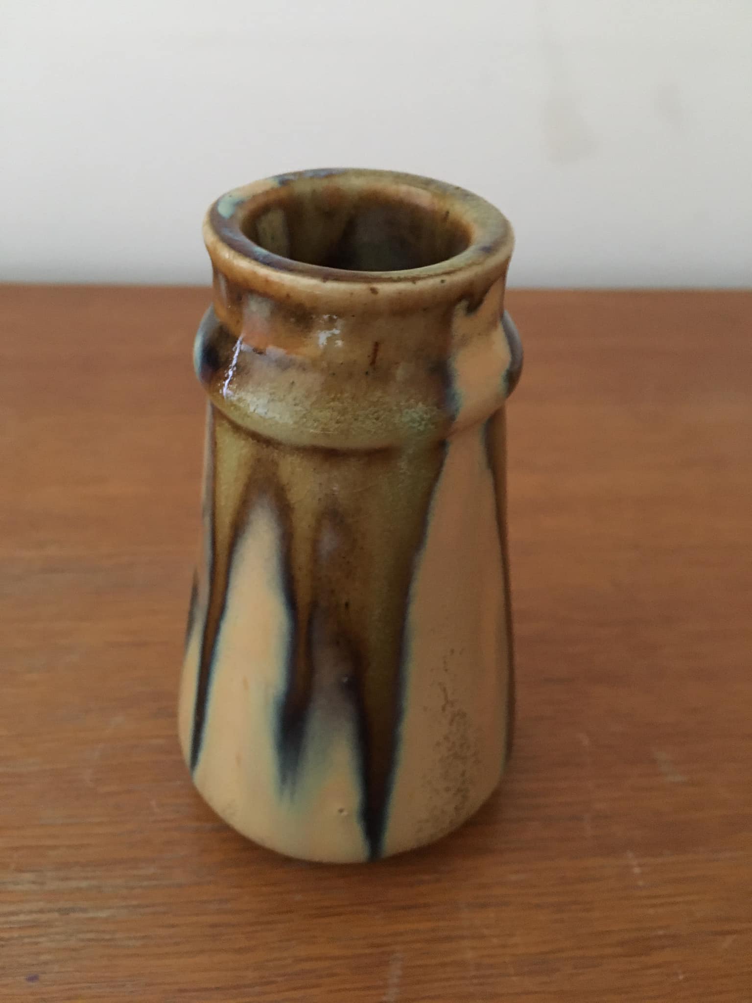 Small ceramic vase with gradients of chestnuts and ochres. Signed.