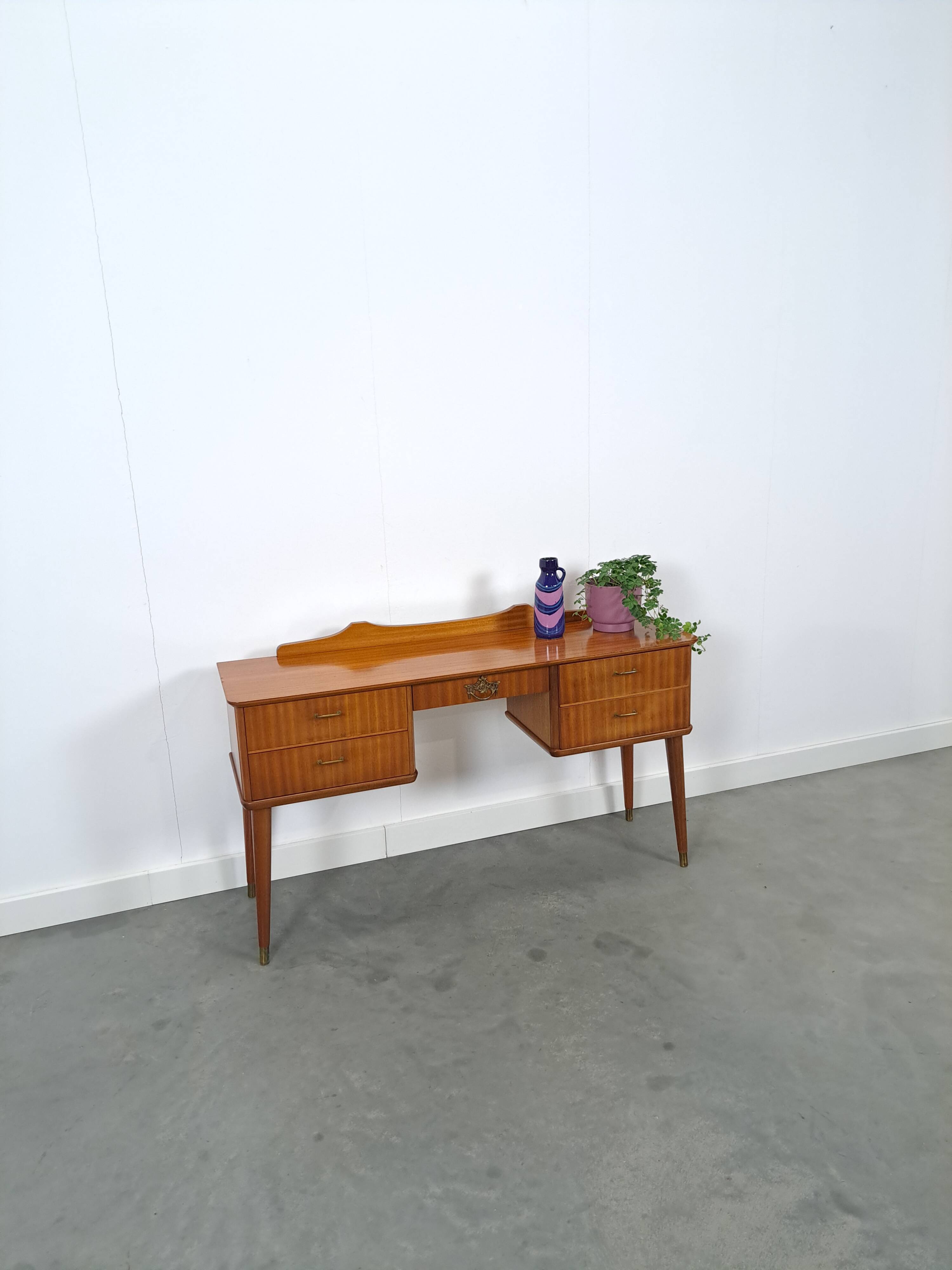 Side table met lades en messing details uit Zweden, kinder bureau