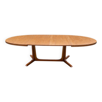 Oval table, extendable for 12 covers, Baumann