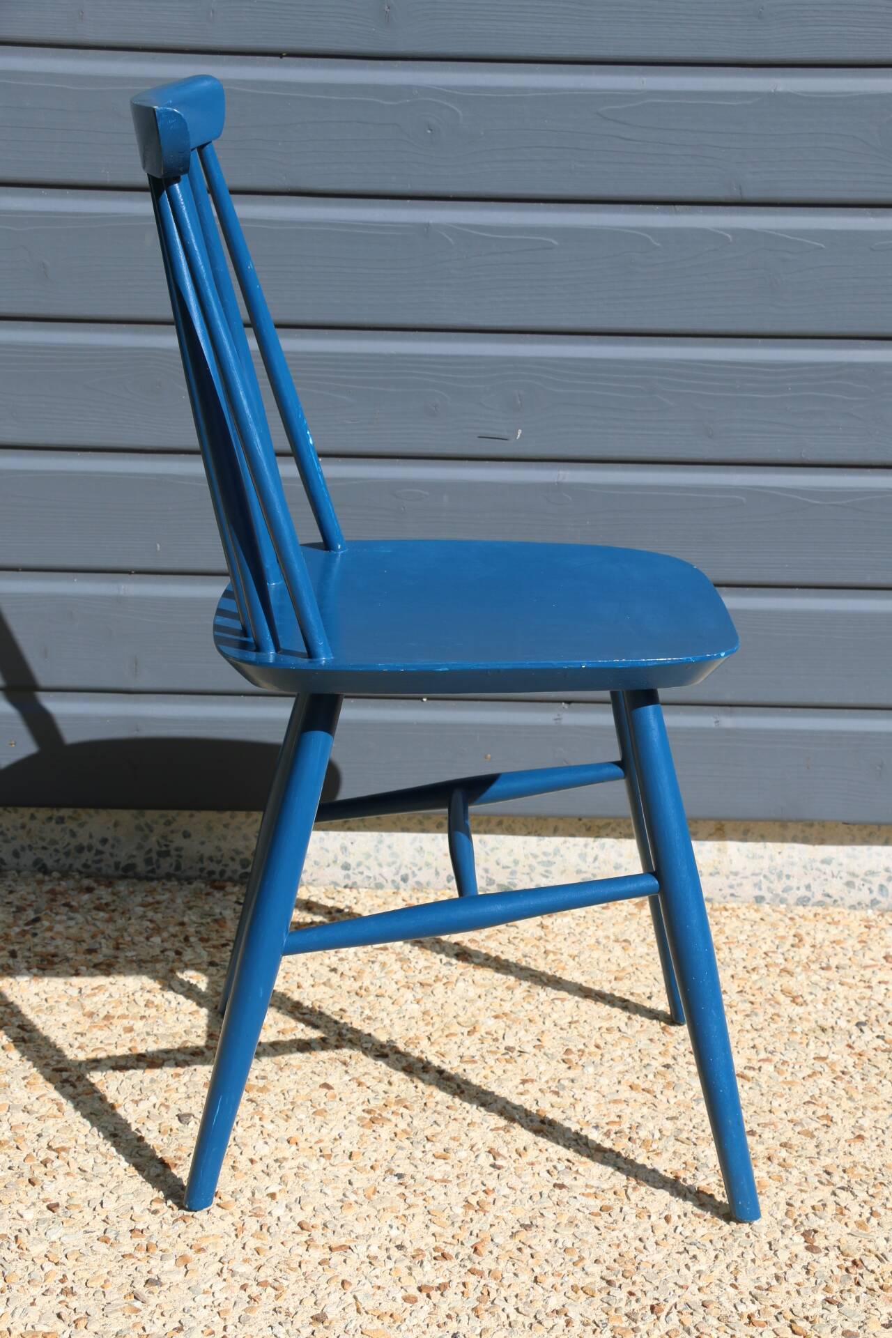 2 blue Tapiovaara style chairs