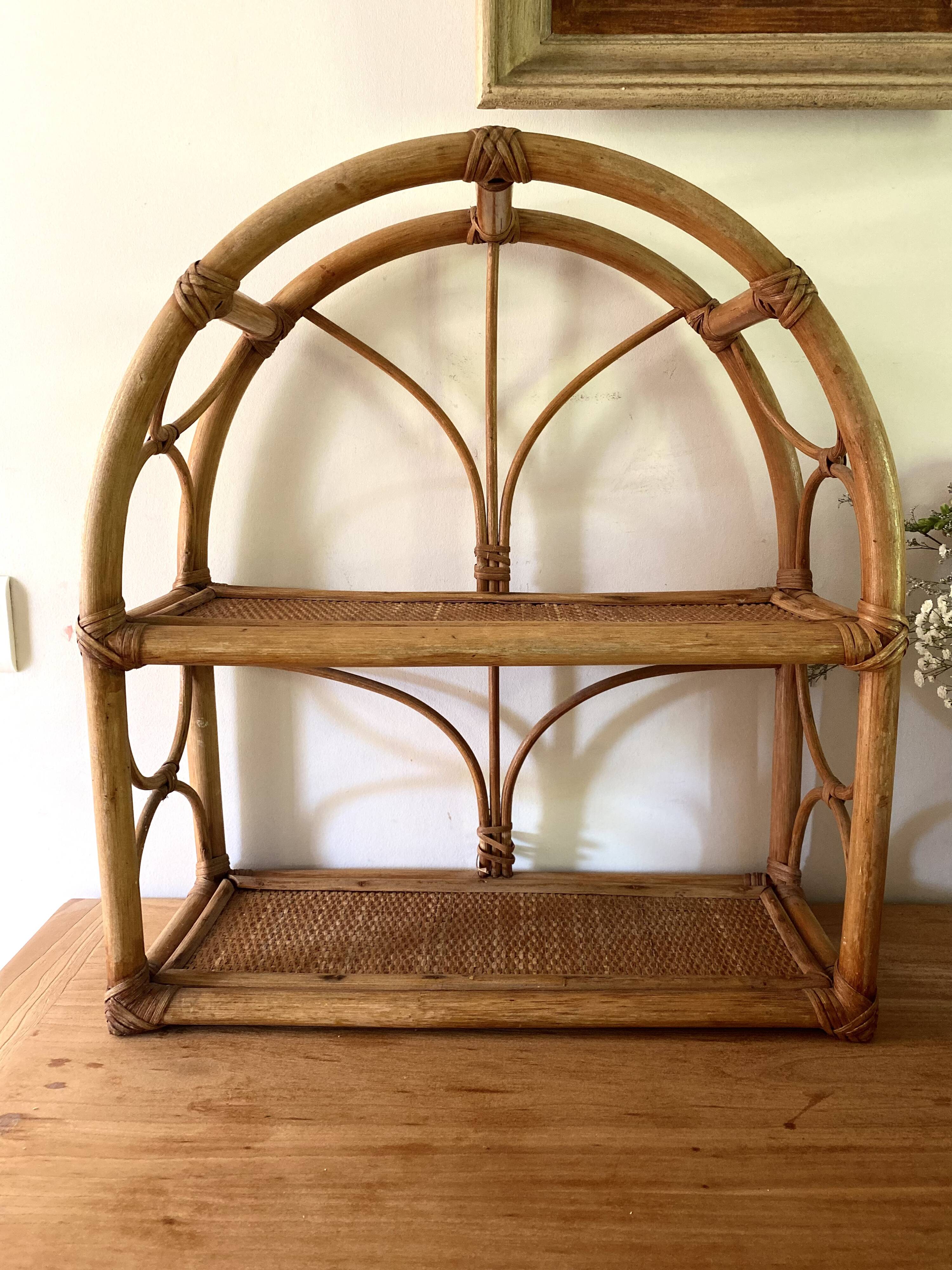 Étagère "Arche" en Rotin & Cannage – Vintage 1970