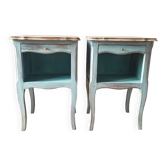 Paire de tables de chevet patinées