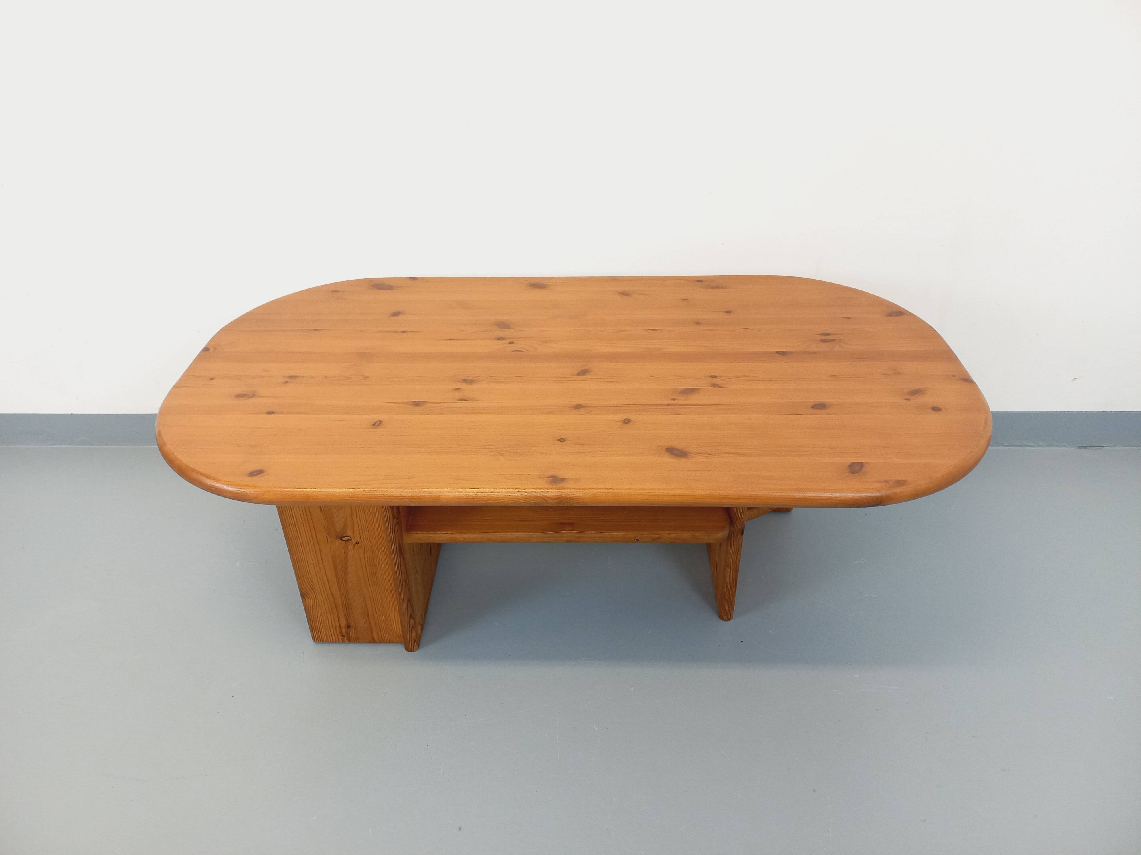 Vintage oval rectangular modernist coffee table in solid pine from the years.