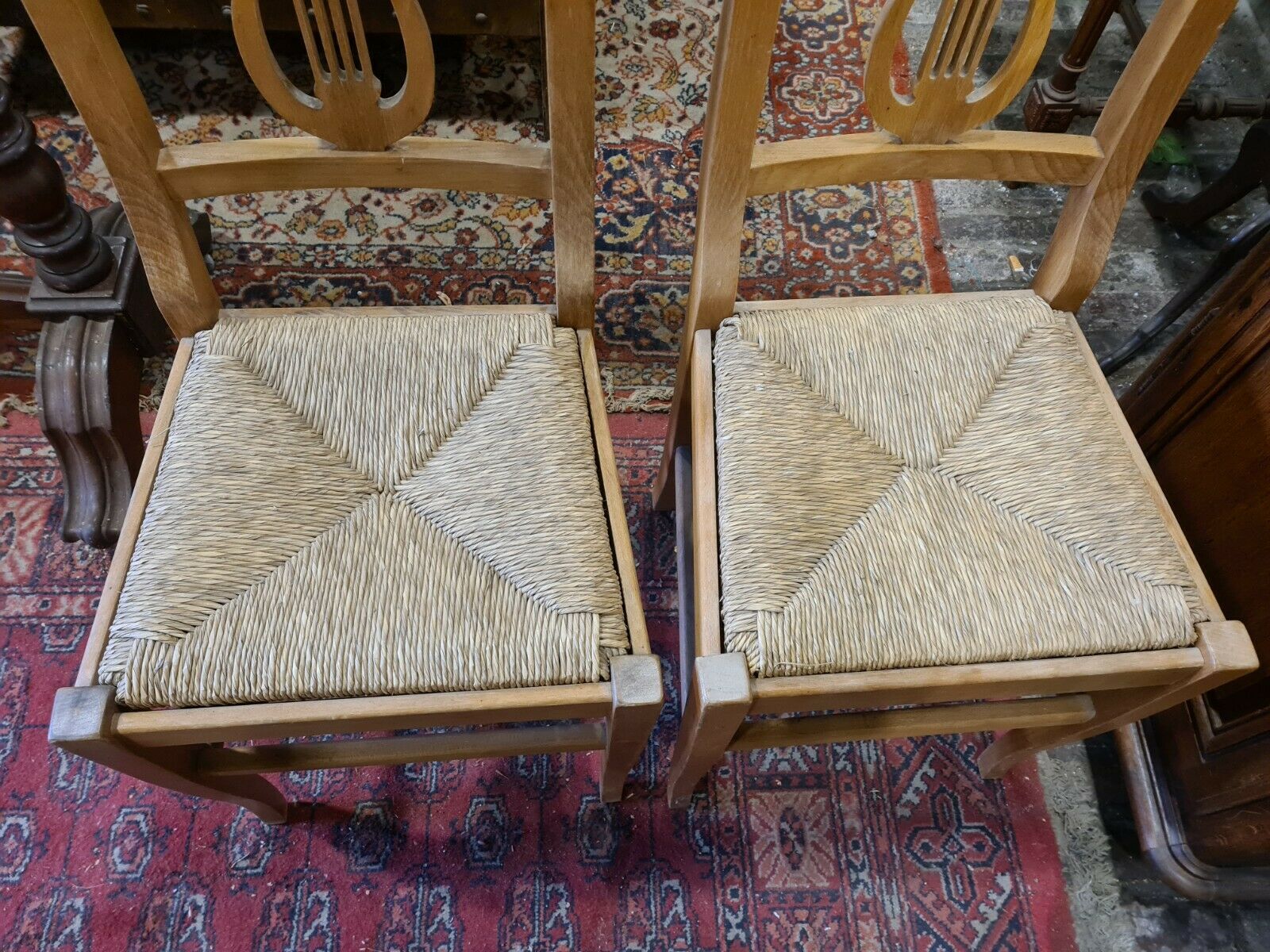Lyre-shaped mulched chairs