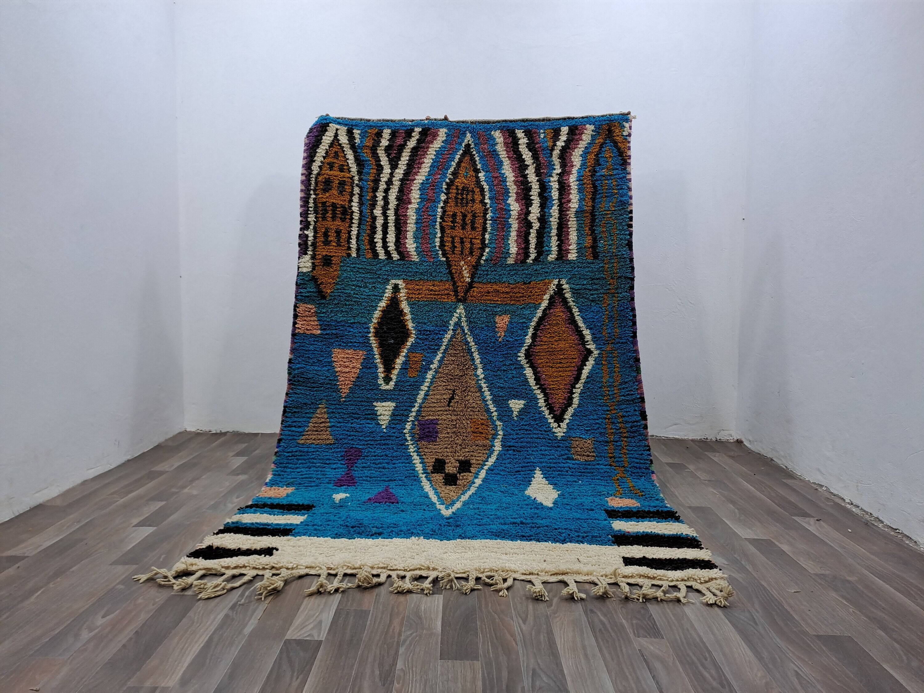Large Moroccan rug made of natural wool, dimensions 250x150 cm, handmade.