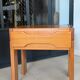 Table de chevet en orme massif – Maison Regain