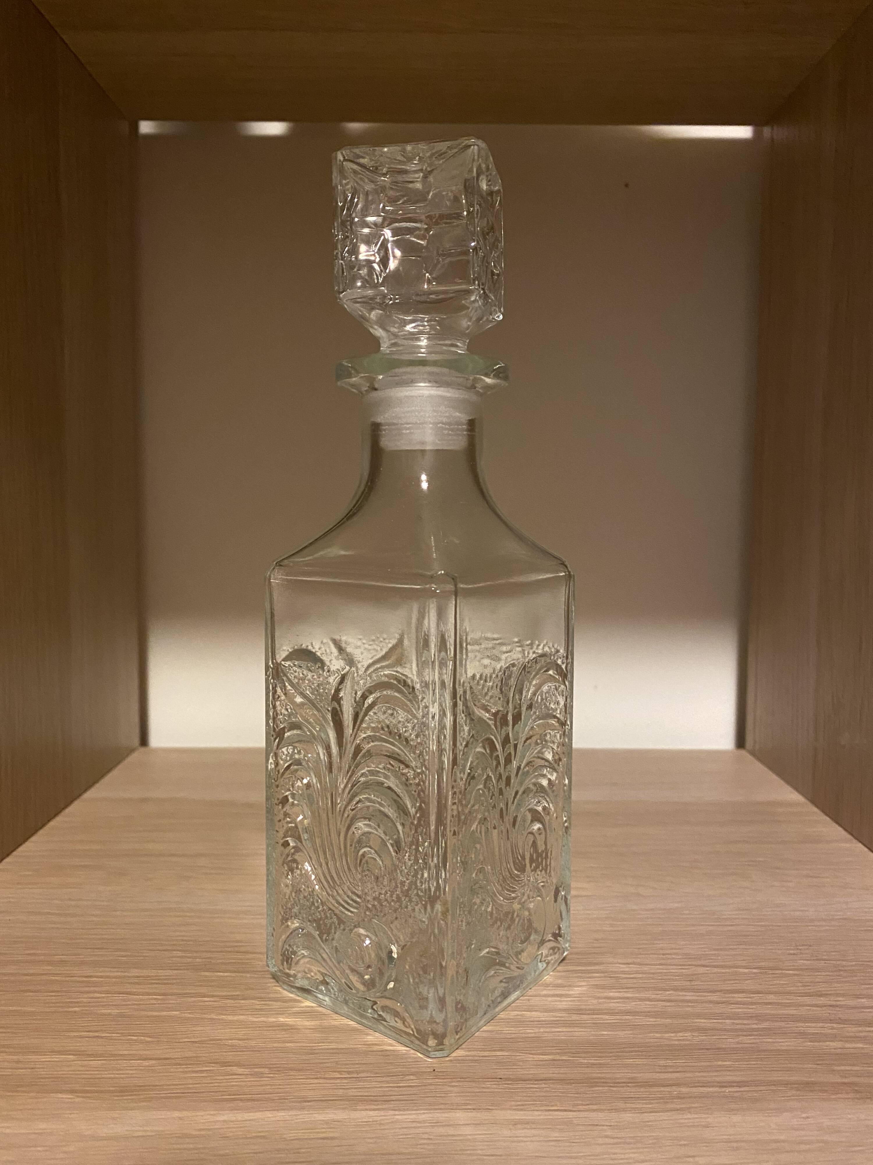 Carafe en verre ciselé