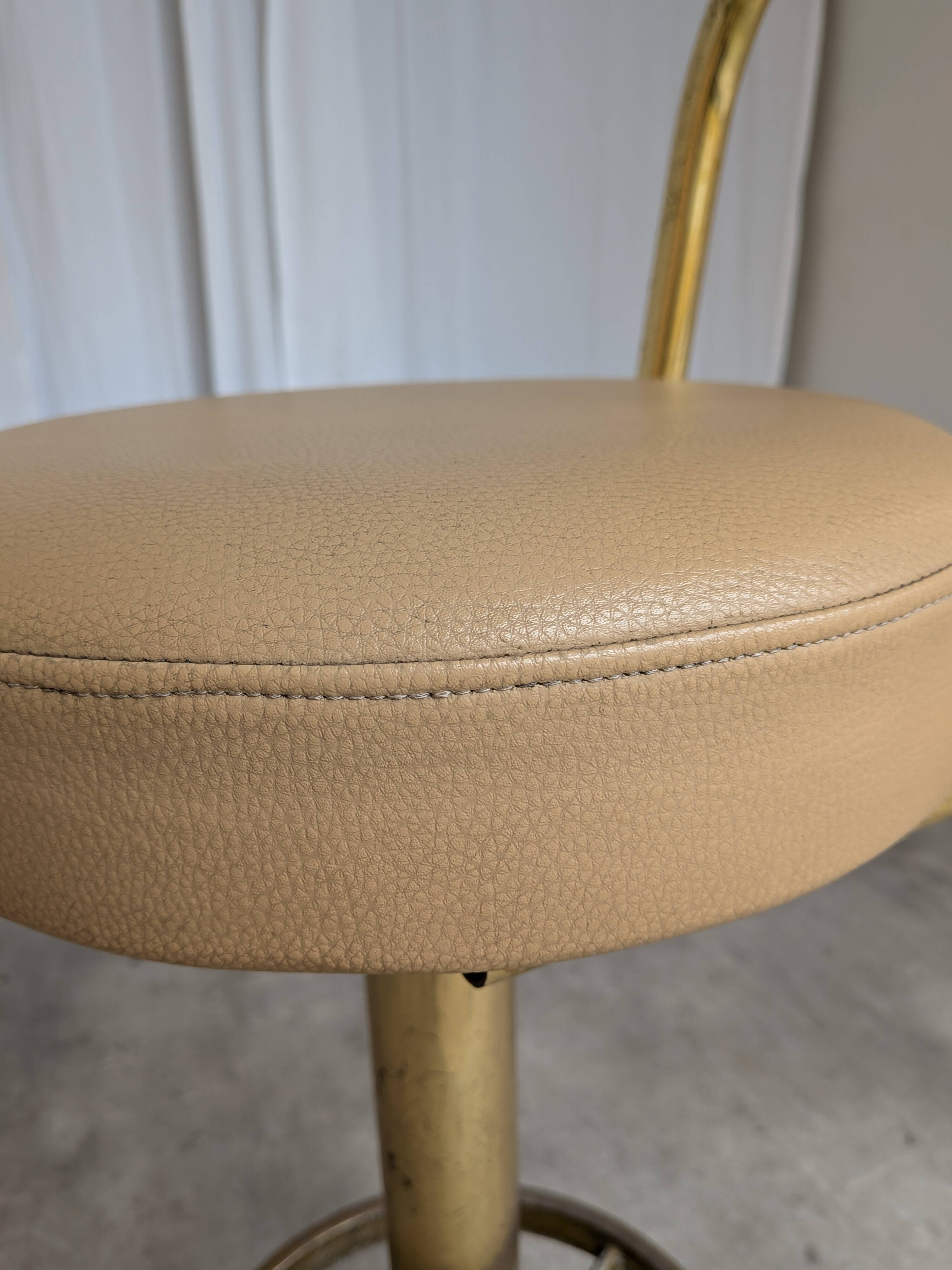 Tabouret de bar italien mid-century modern en laiton et cuir