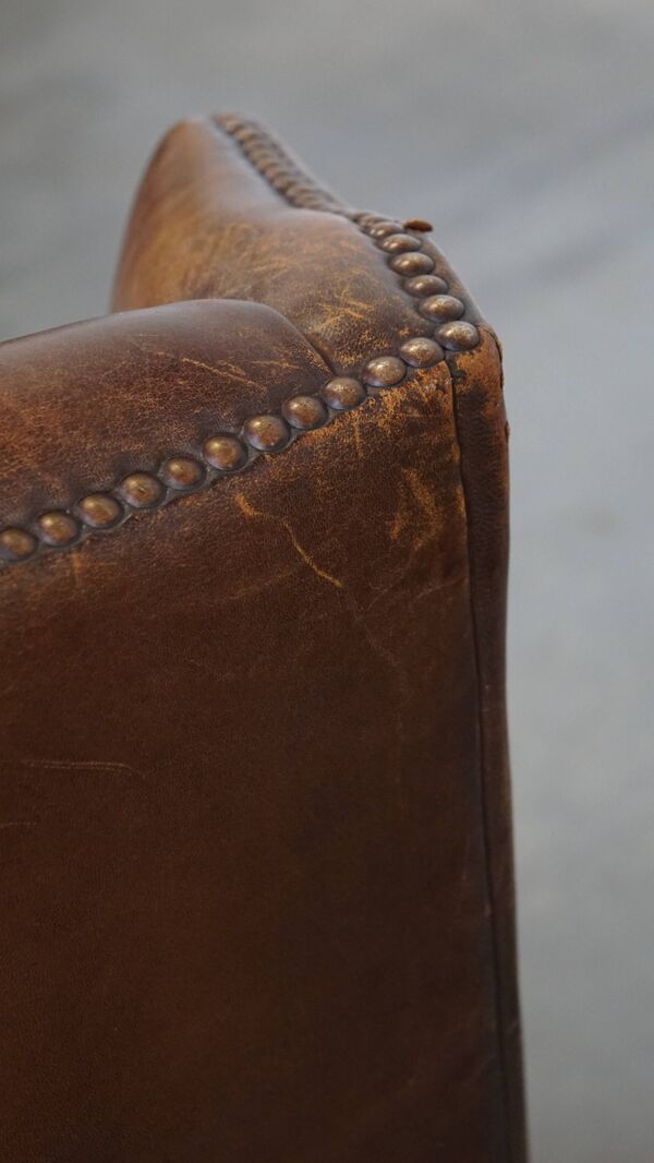 Fauteuil à oreilles en peau de mouton de couleur cognac de style anglais