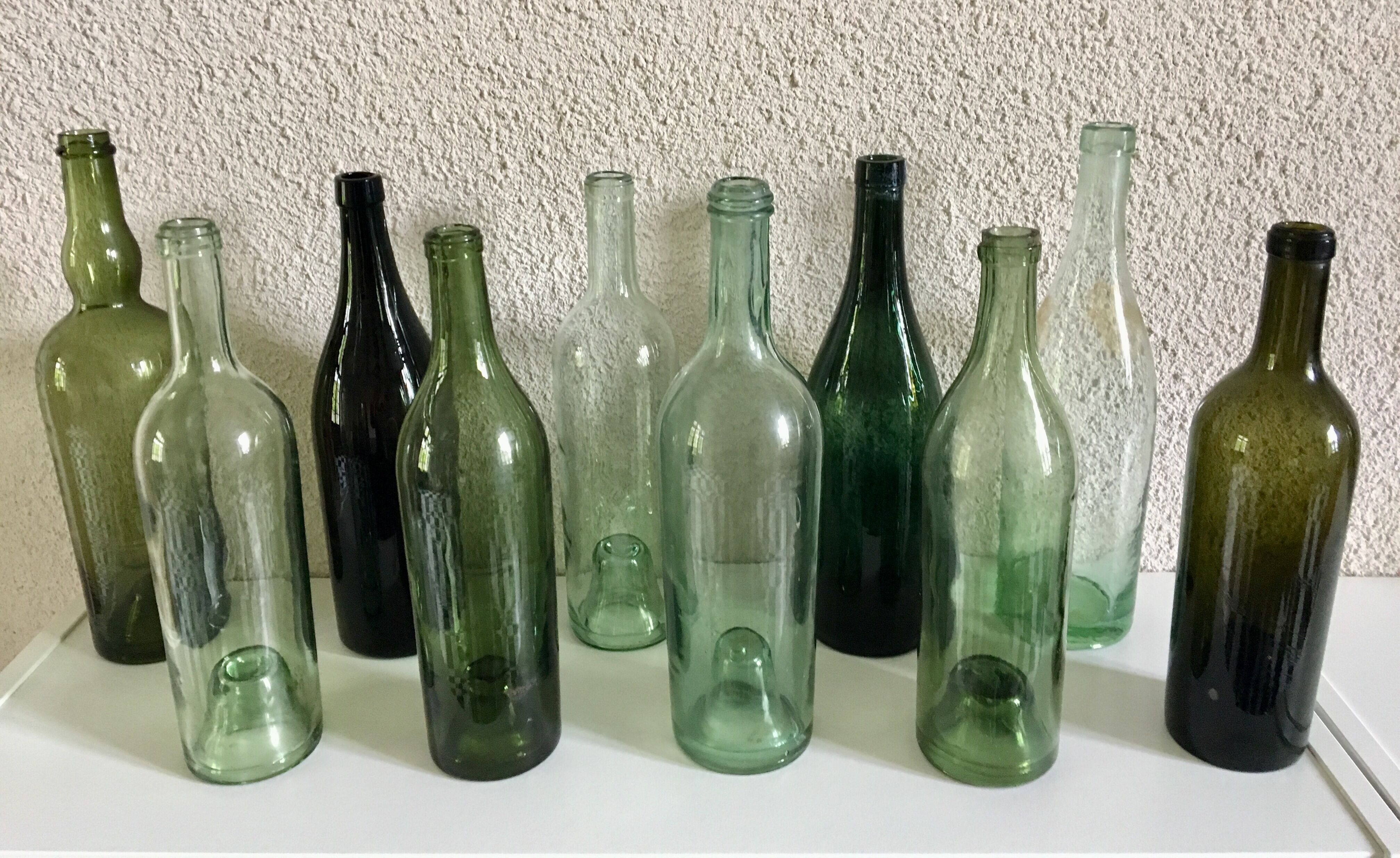 Série de dix bouteilles anciennes