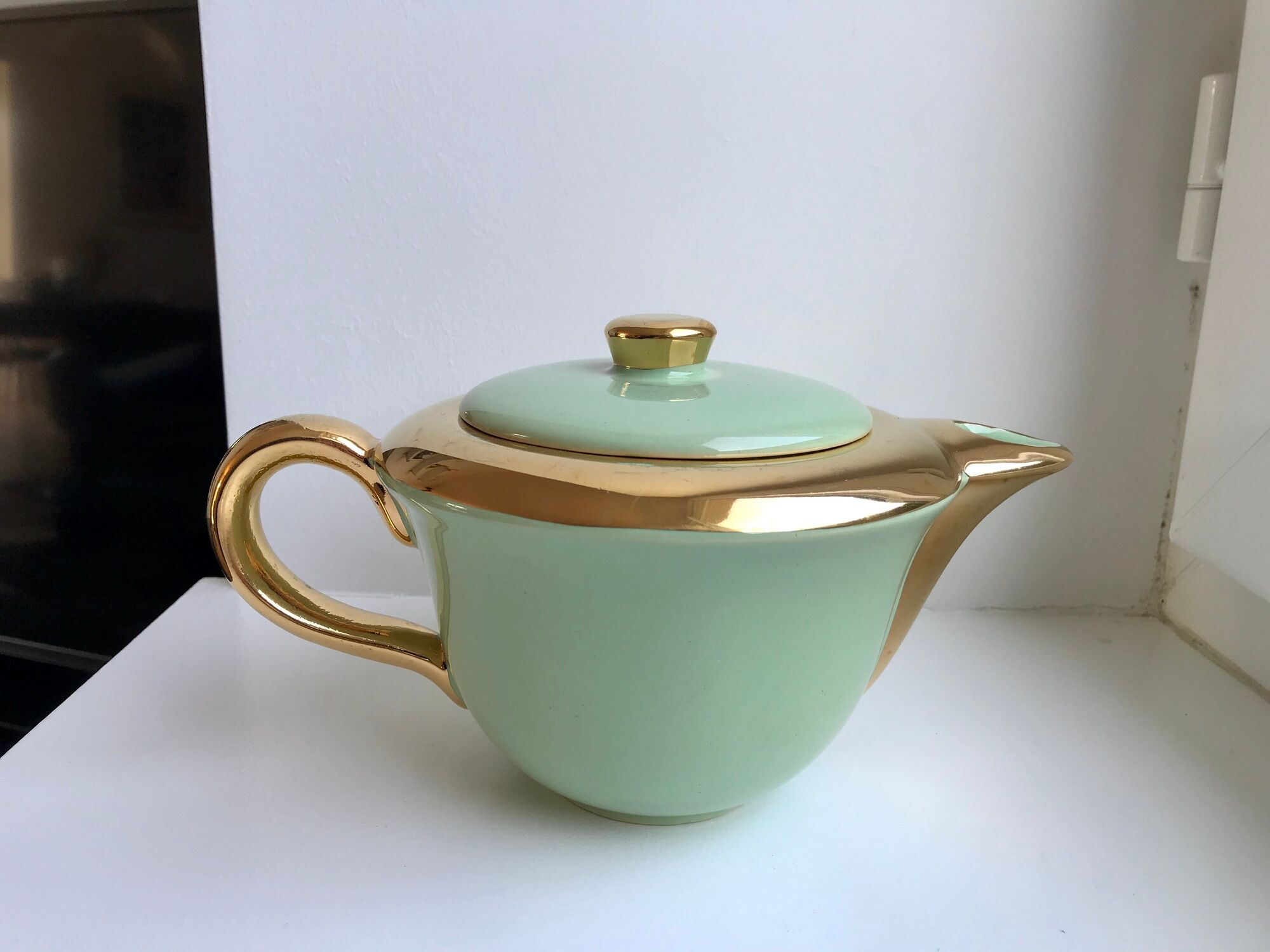 Duo of teapot and green milk pot sage 50s