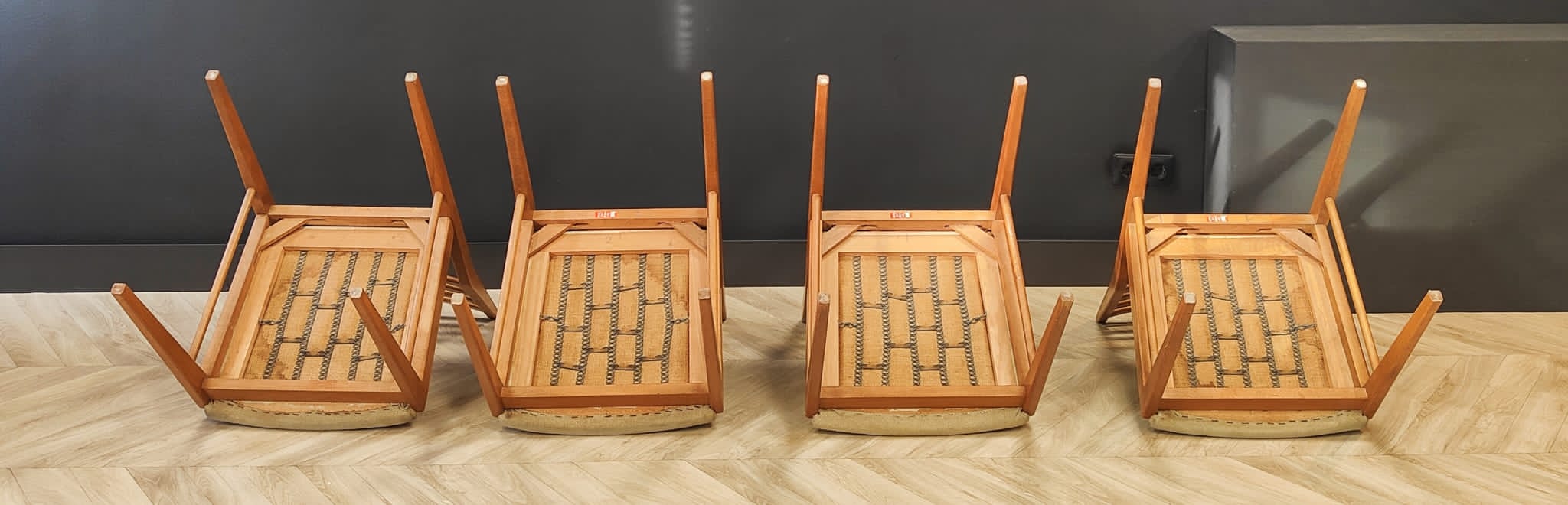 Set 4 dining table chairs