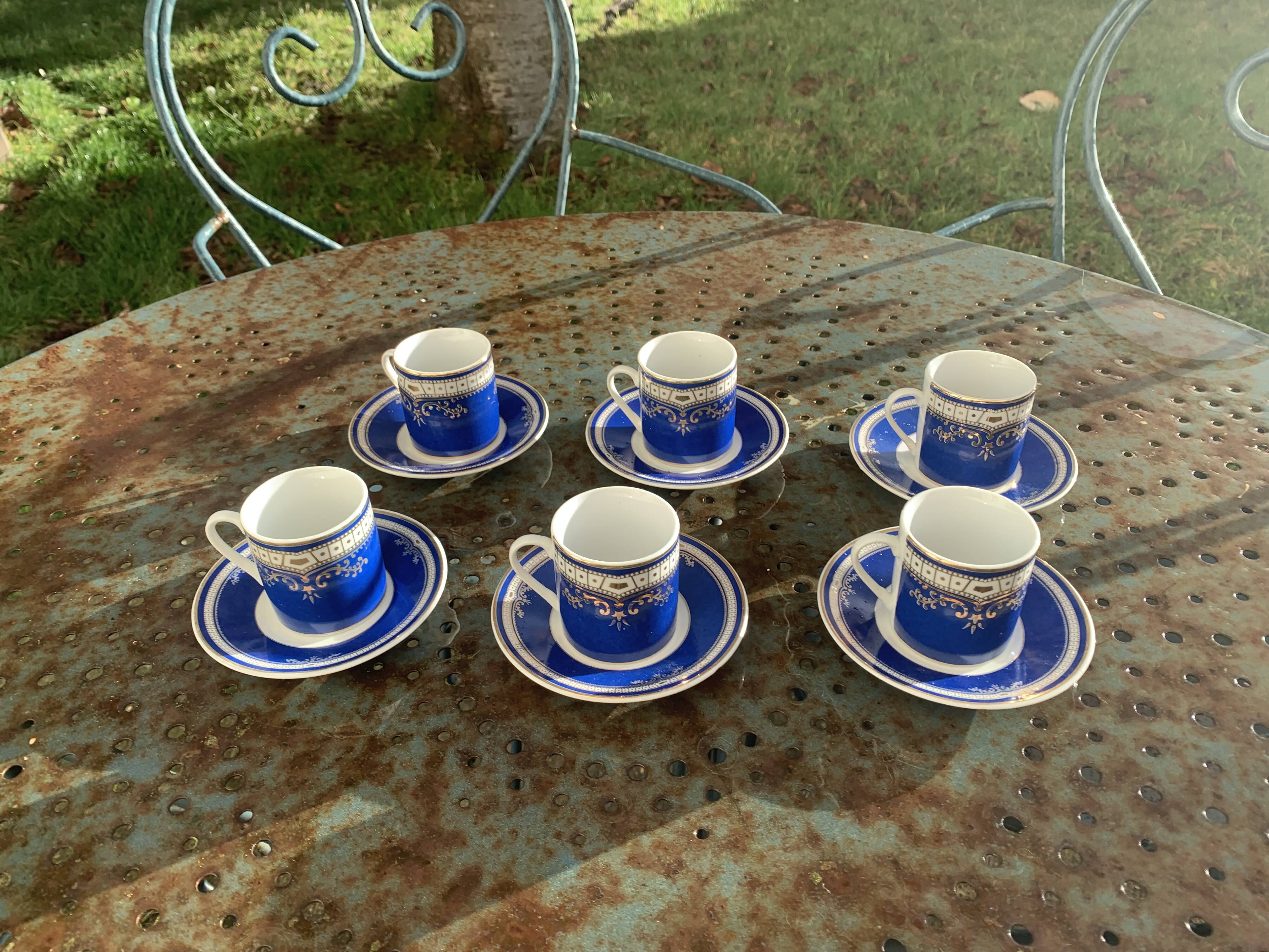Porcelain coffee service, composed of 12 pieces, 6 cups and 6 saucers, royal blue color