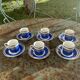 Service a cafe en porcelaine, compose de 12 pieces, 6 tasses et 6 soucoupes, de couleur bleu roi
