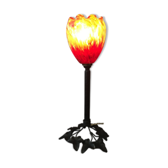 Lampe fer forgé et tulipe pâte de verre rouge moucheté