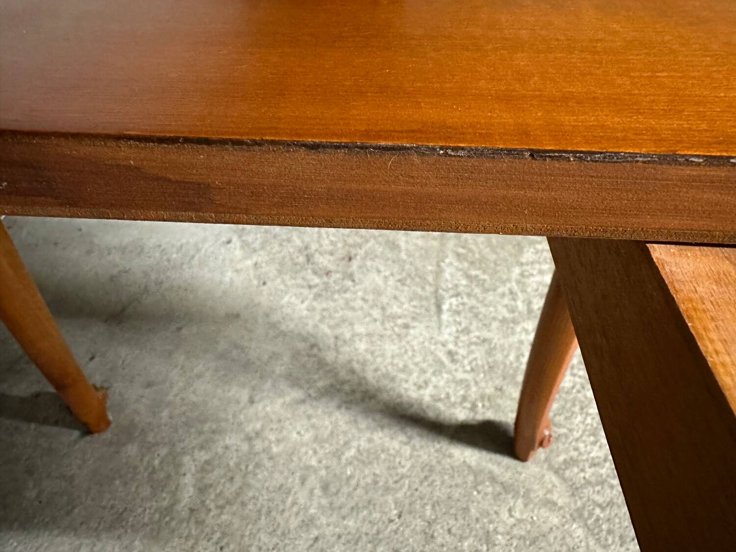 Round extendable dining table in Regency style M