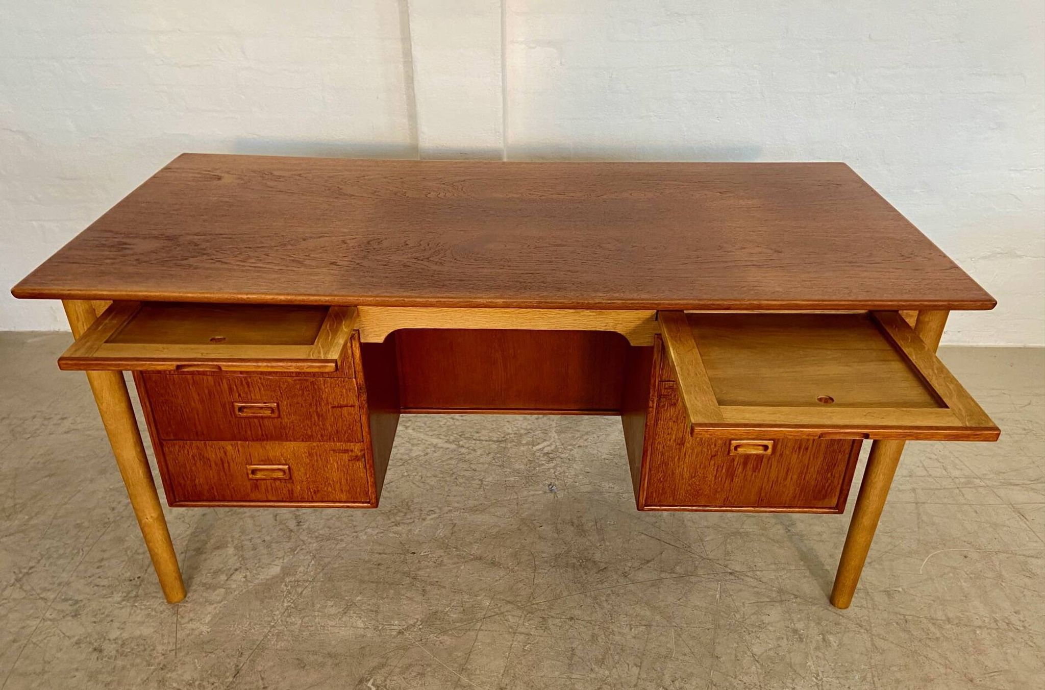 Vintage Danish desk in teak and oak by Børge Mogensen for Søborg Møbelfabrik, 1960s.