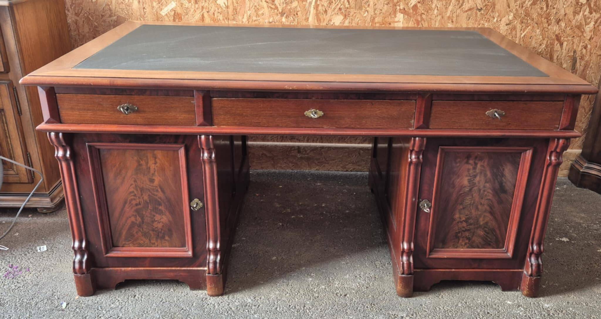 Minister's Pedestal Office