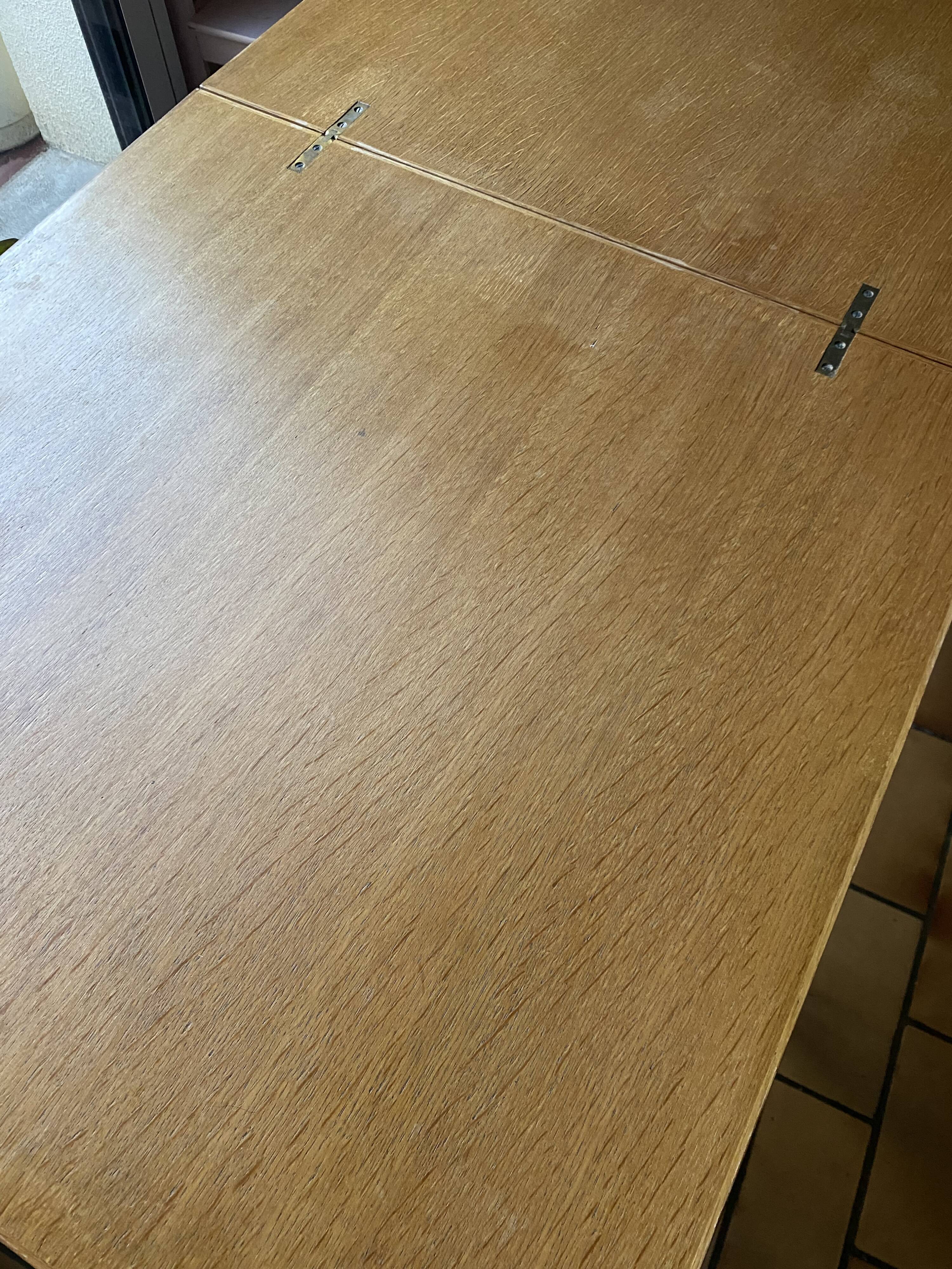 Table depliante carrée, pieds compas