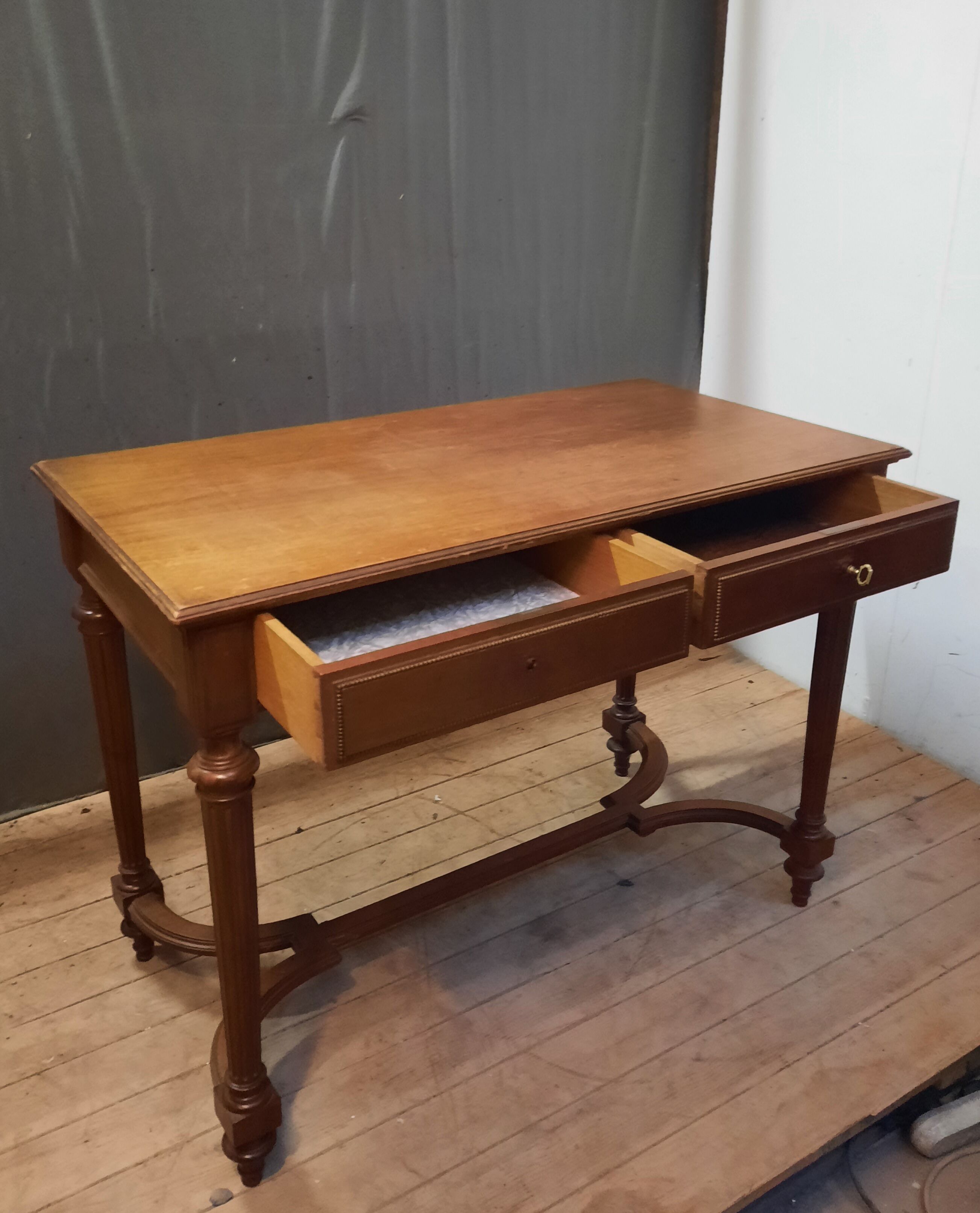 Flat walnut burreau louis XVI style
