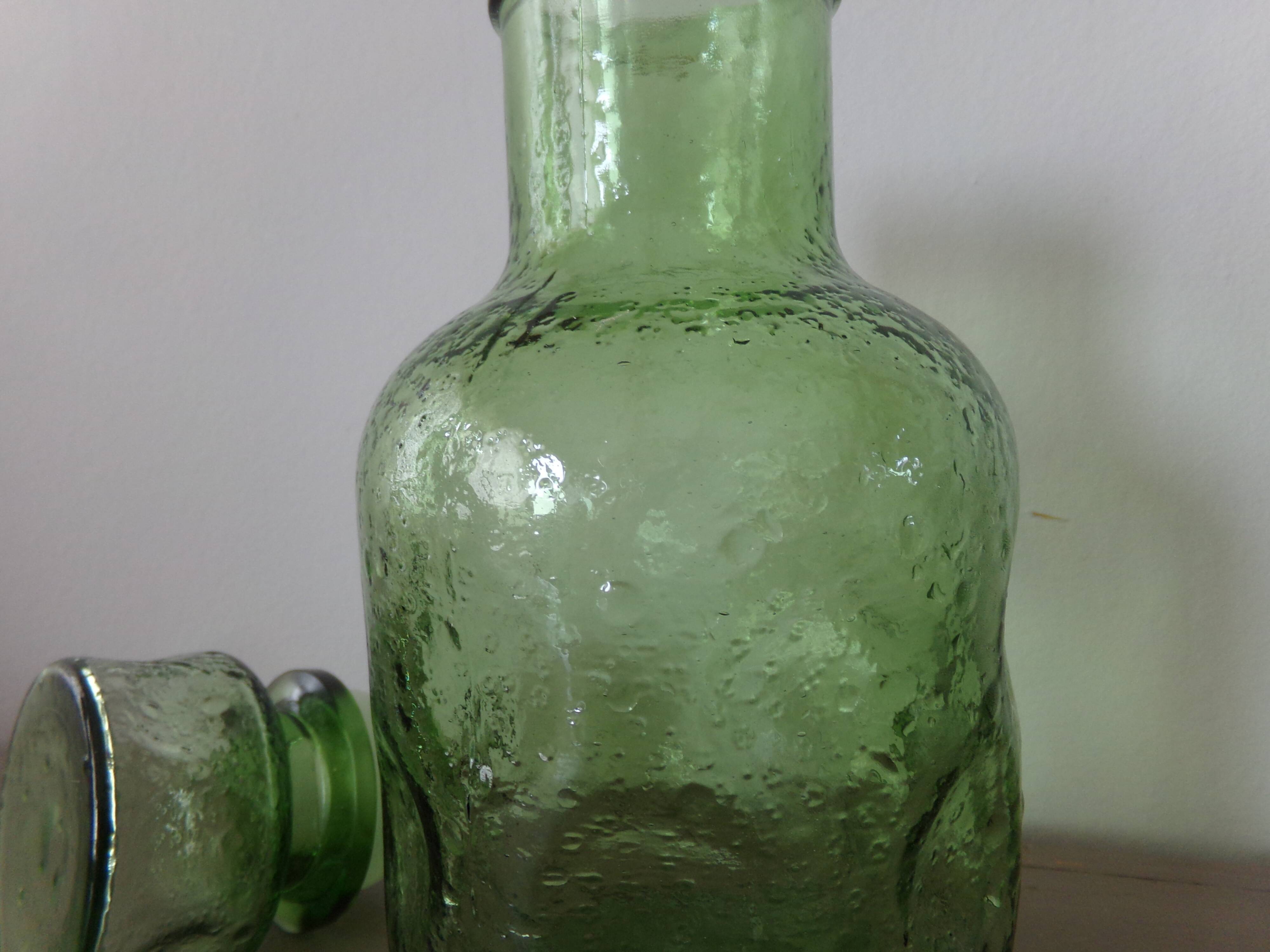 Bubbled glass carafe