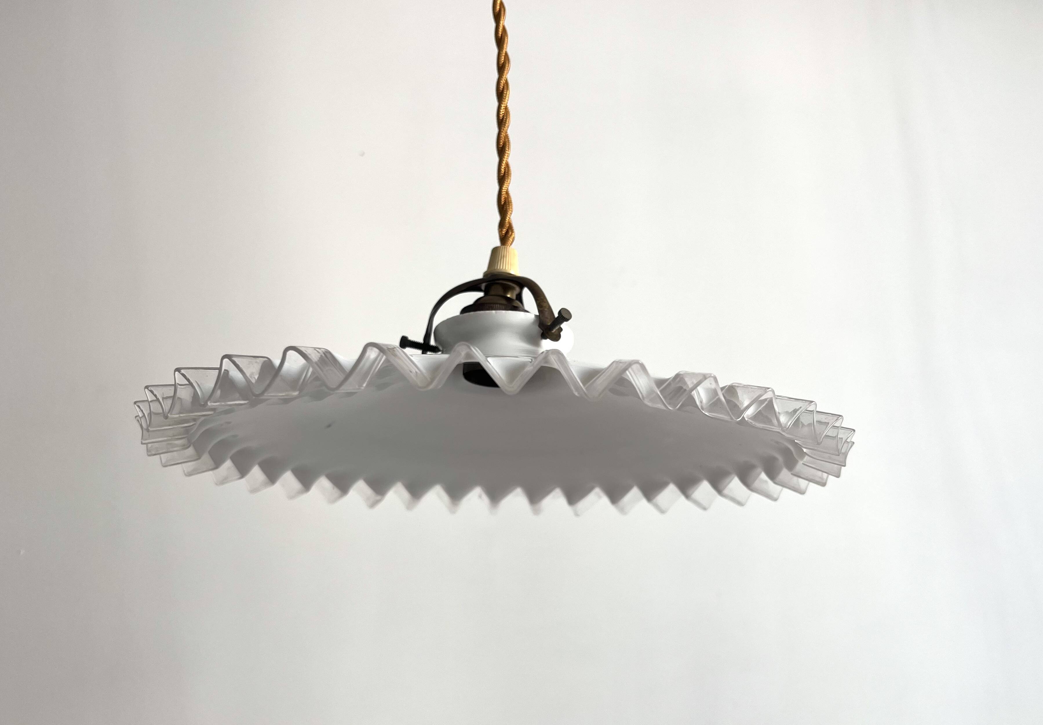 Suspension opaline blanche dentelle