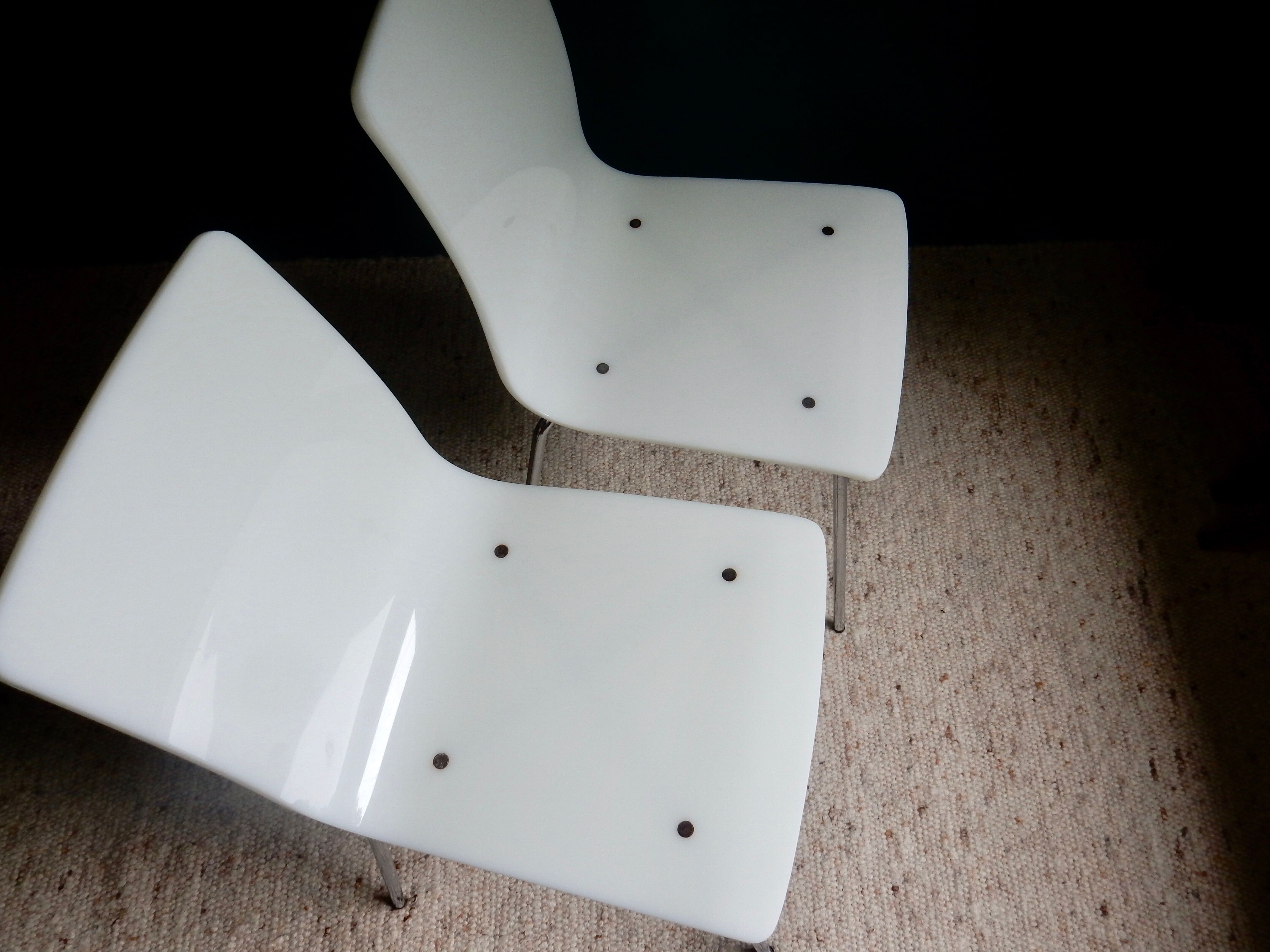 Paire de chaises blanches en plexiglas années 70