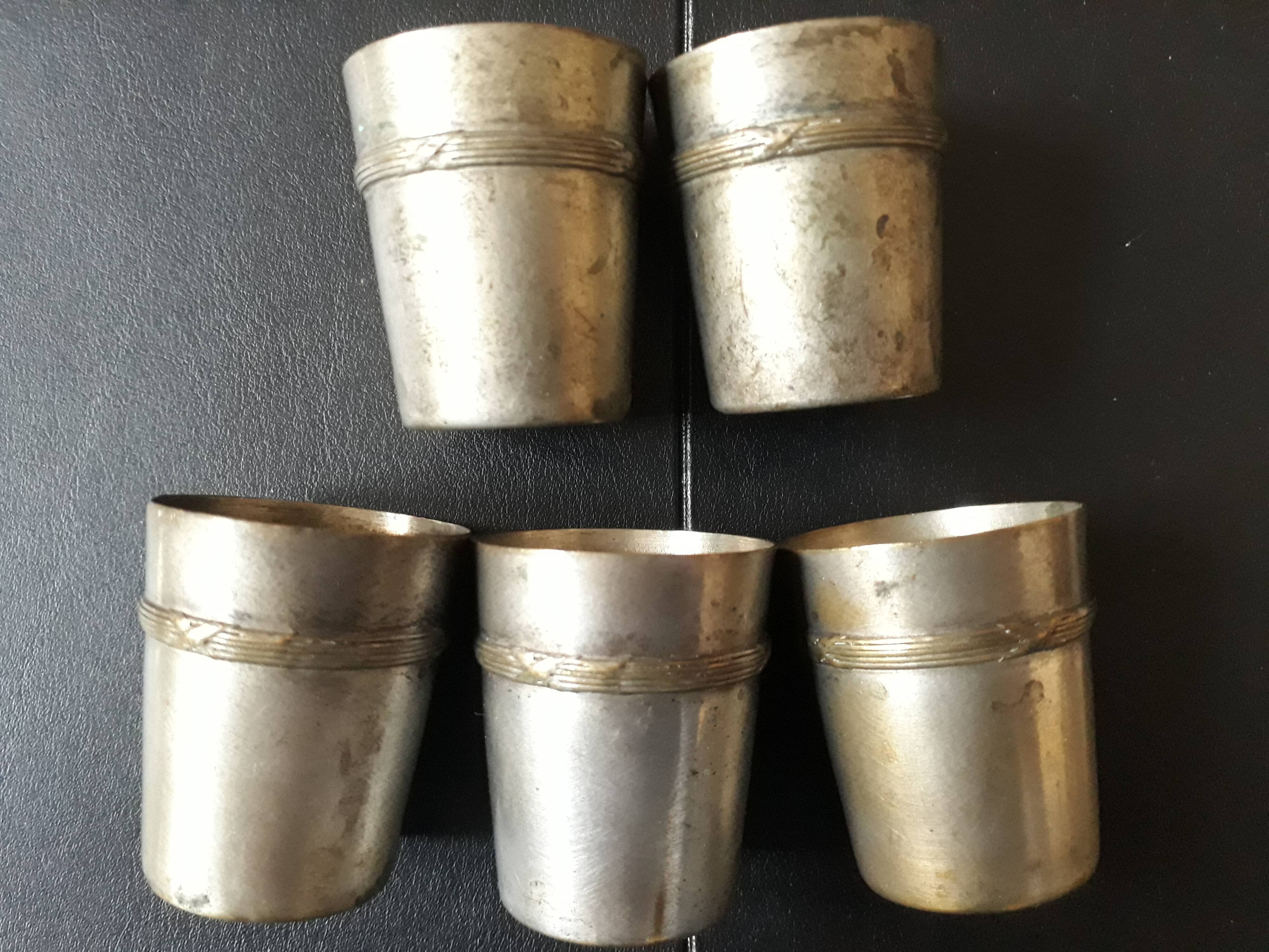 Set of 5 art-deco liquor cups in silver metal