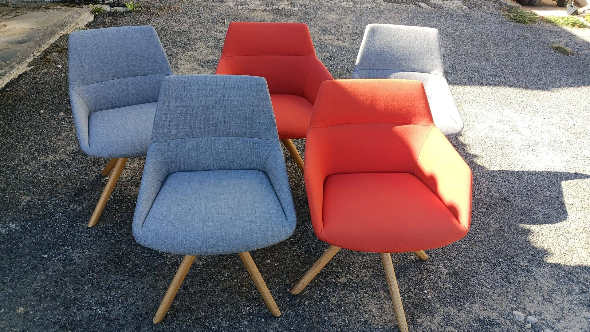 Set of 5 inclass armchairs in fabric and wood – coral red and grey