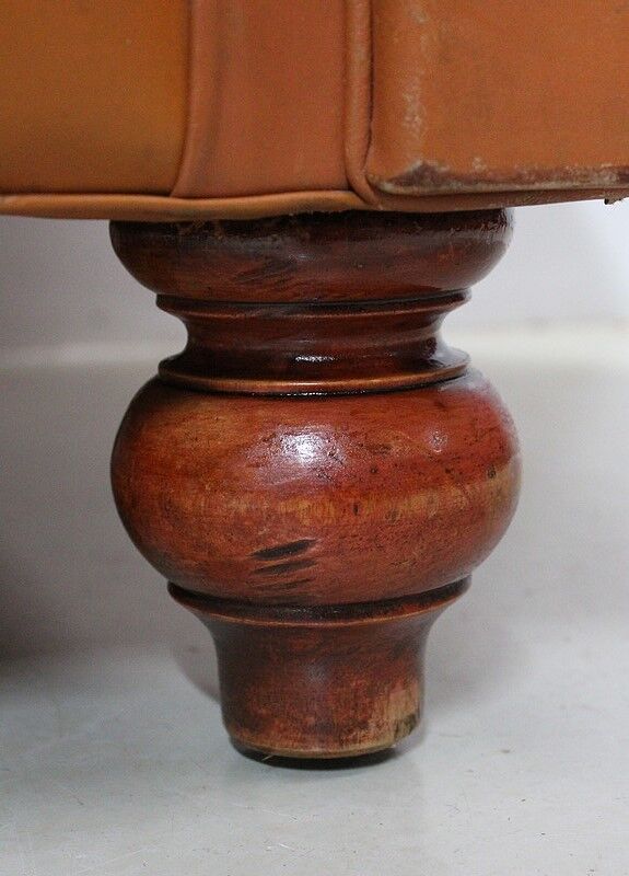 Chesterfield padded leather sofa - late 19th century