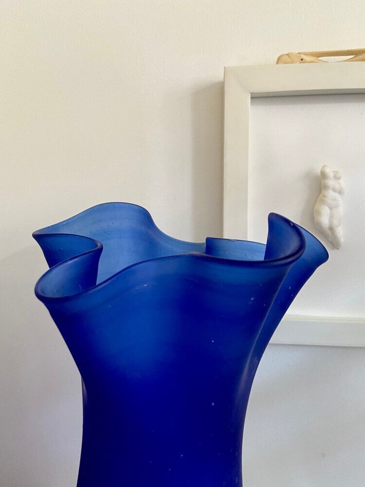 Vase mouchoir en verre bleu