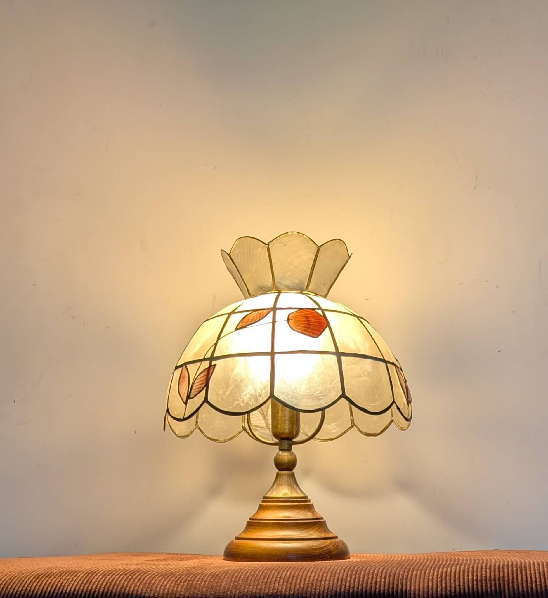 Vintage lamp in wood, brass and mother-of-pearl.