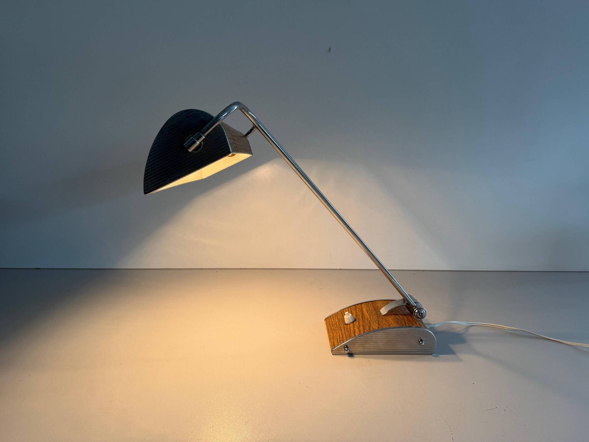 Large metal desk lamp with Wood Design texture by Eileen Gray, 1950s, France.