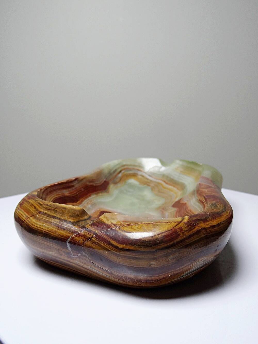 Large green onyx ashtray with free-form bands, vintage Italy, 50s-60s