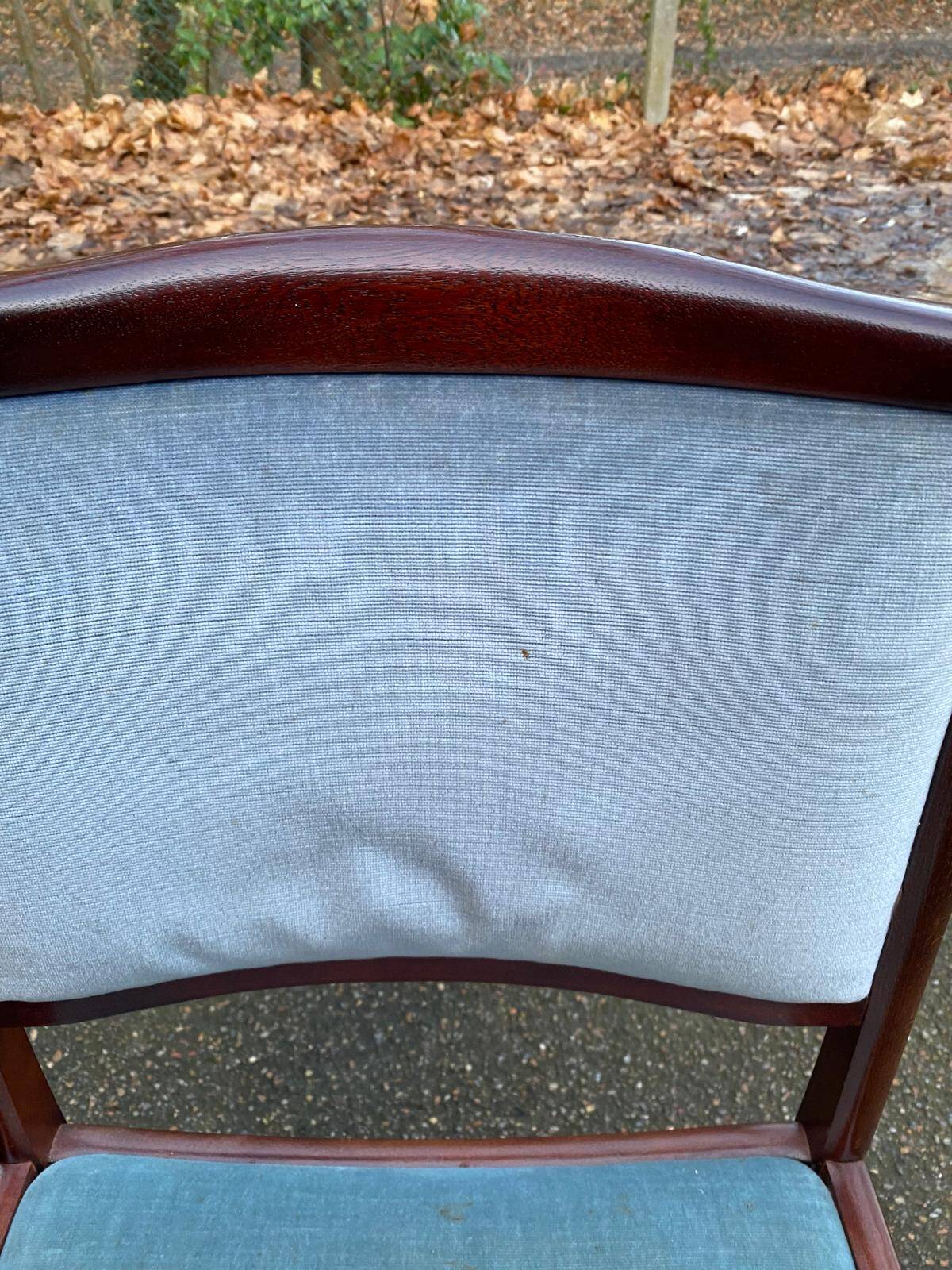 8 chaises scandinaves en teck massif et velours bleu des années 1960