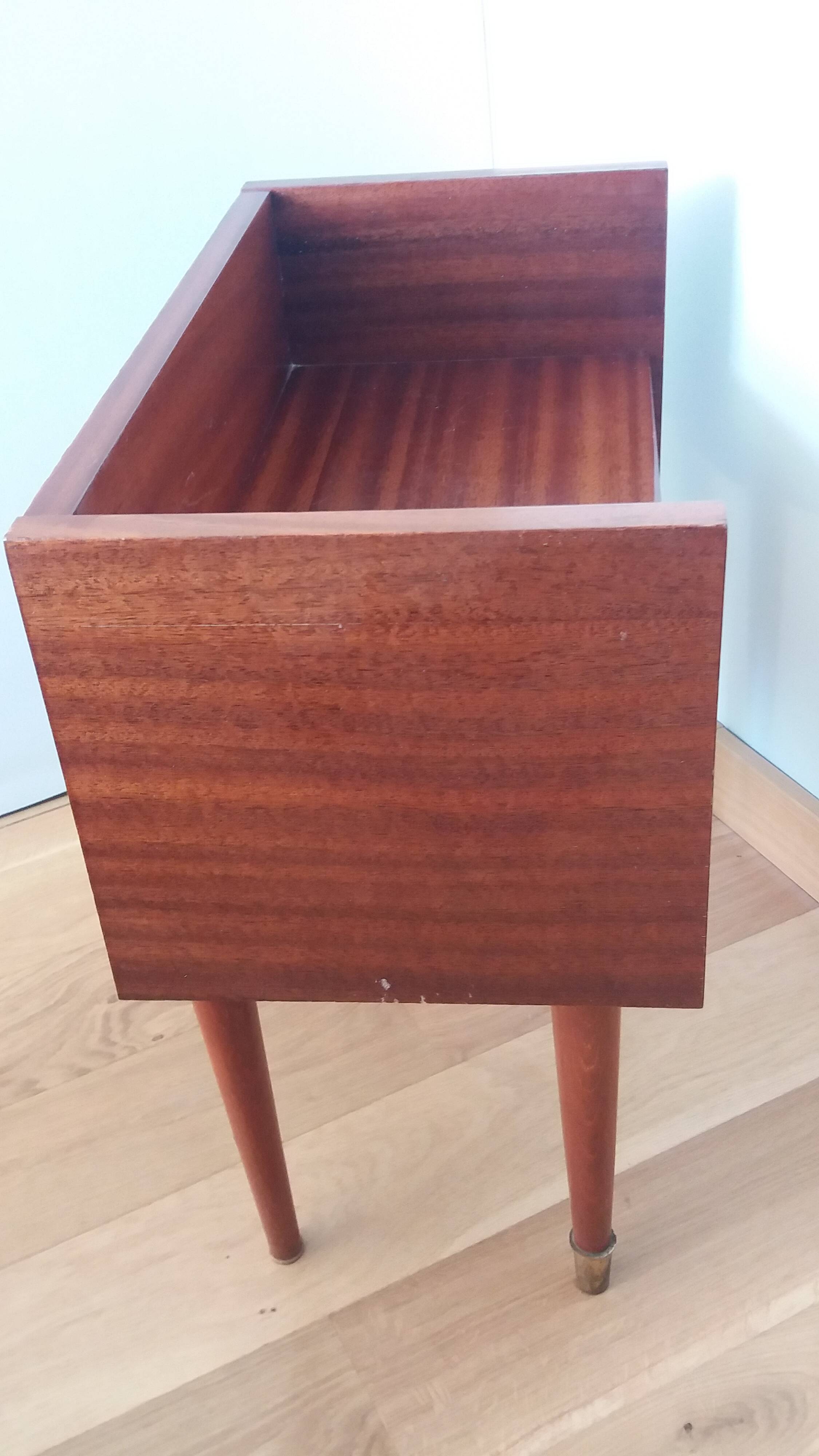 Spindle-legged bedside table