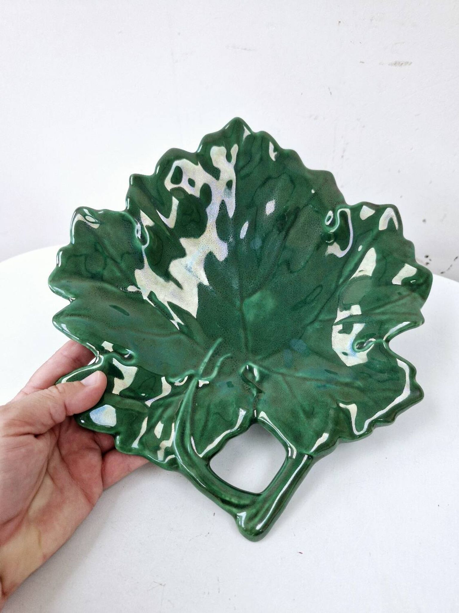 Plate and its 6 vintage bowls from Vallauris, green ceramic in the shape of a leaf.