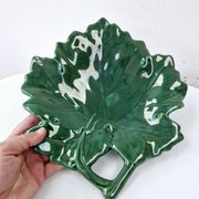 Plate and its 6 vintage bowls from Vallauris, green ceramic in the shape of a leaf.
