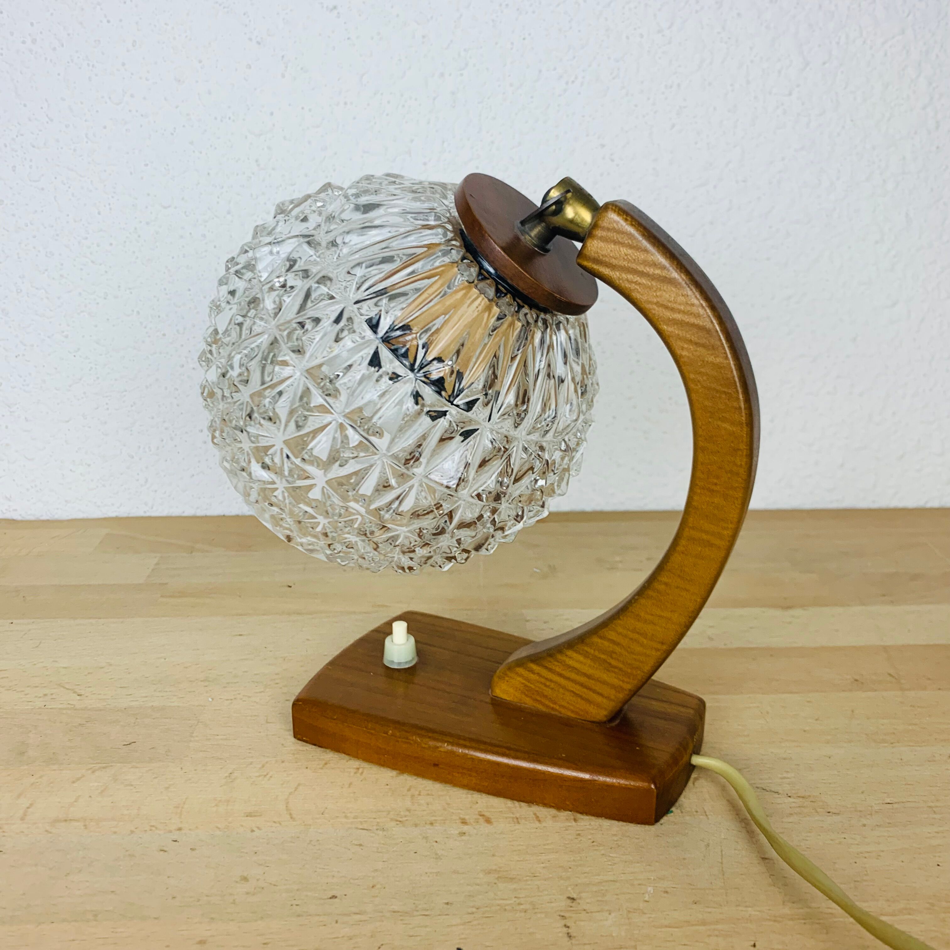 Lampe scandinave arc bois courbé globe verre ciselé