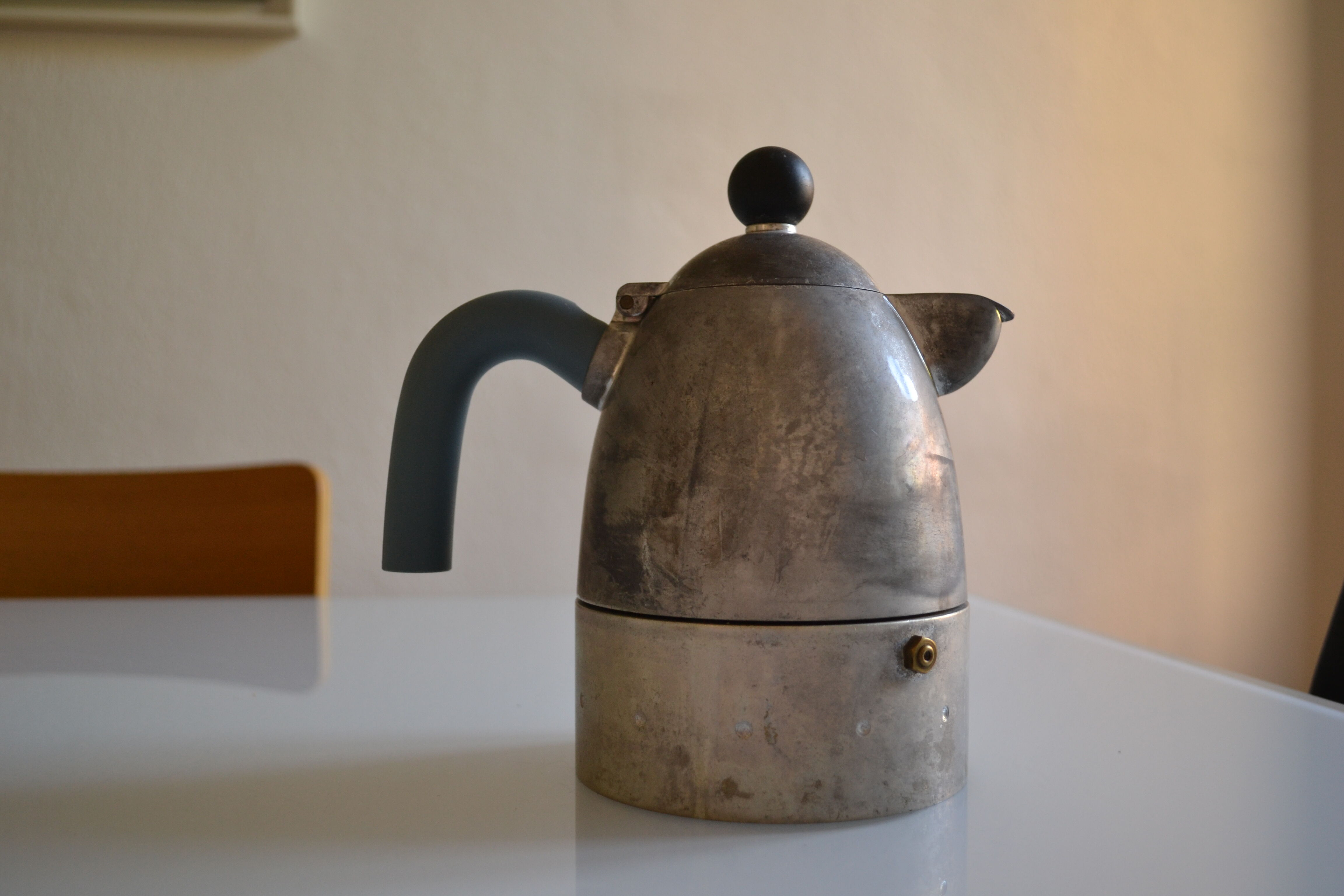 Cafetière alessi postmoderniste " pellicano " par Michael Graves