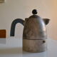 Cafetière alessi postmoderniste " pellicano " par Michael Graves