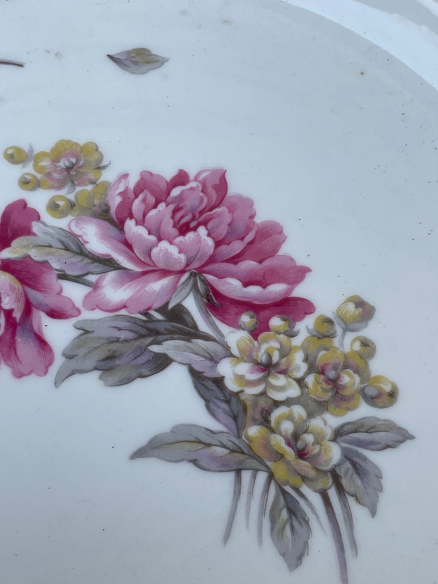 Plat à motif floral
