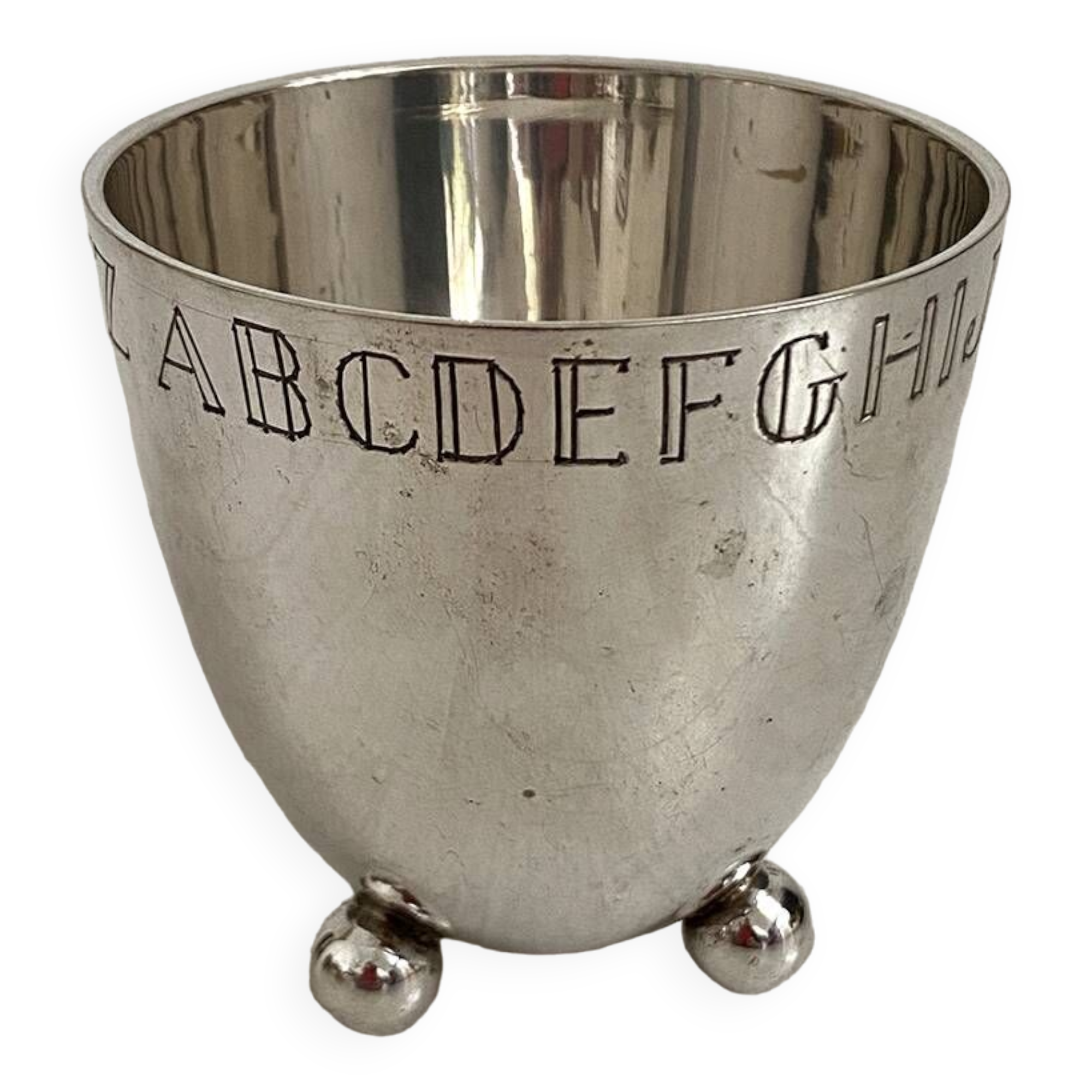 Art Deco tumbler in silver metal with alphabetical decoration