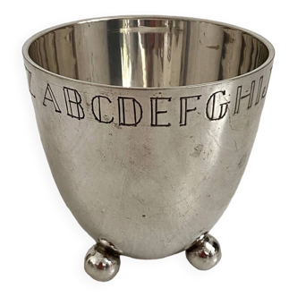 Art Deco tumbler in silver metal with alphabetical decoration