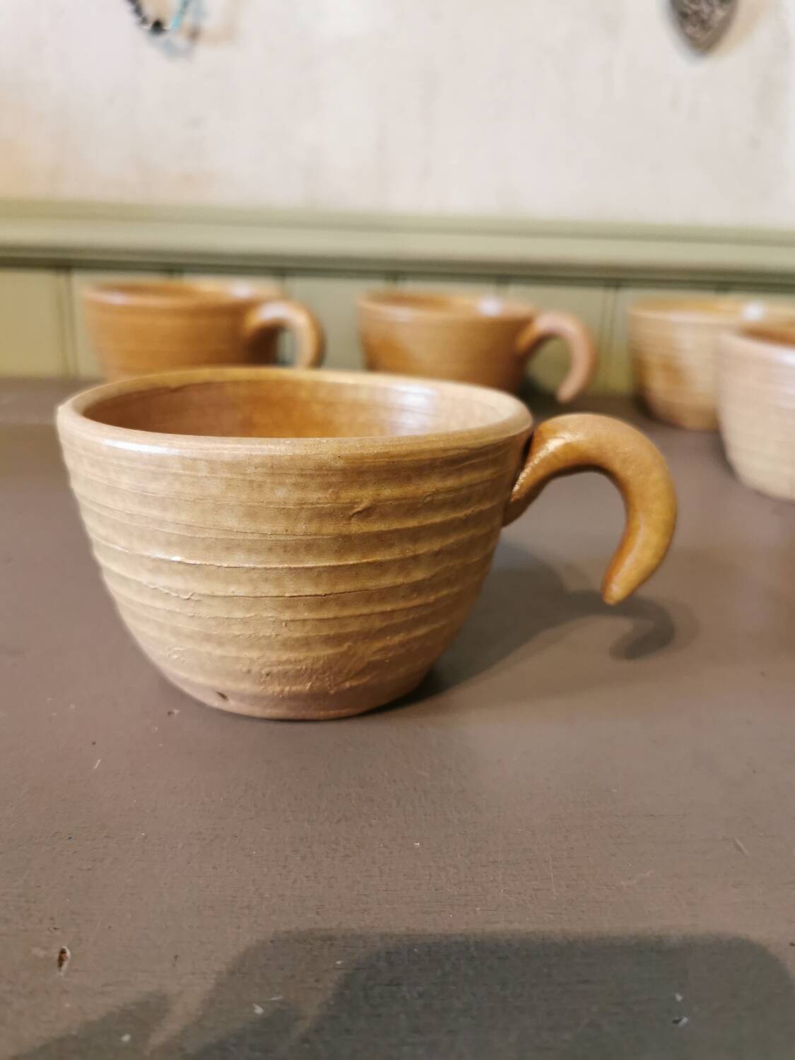Suite de 8 grandes tasses vintage en grès